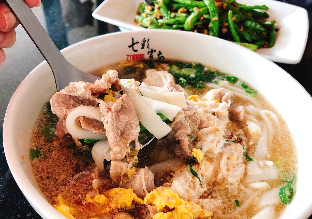 【桃園 七彩雲南】金陵店。夏天就是要大嗑「雲泰美食」酸甜涼拌超開胃/人氣首選米干