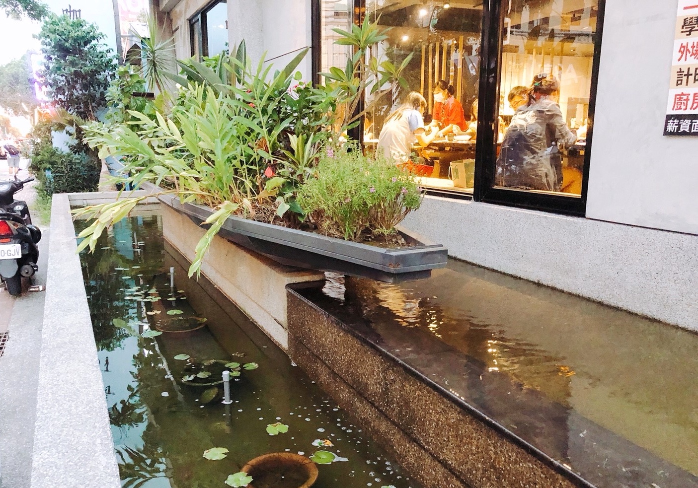 【桃園 十一屆公館麵店】麻辣蜀山饌改麵館。小菜熱炒多、附停車場、酸梅湯免費喝