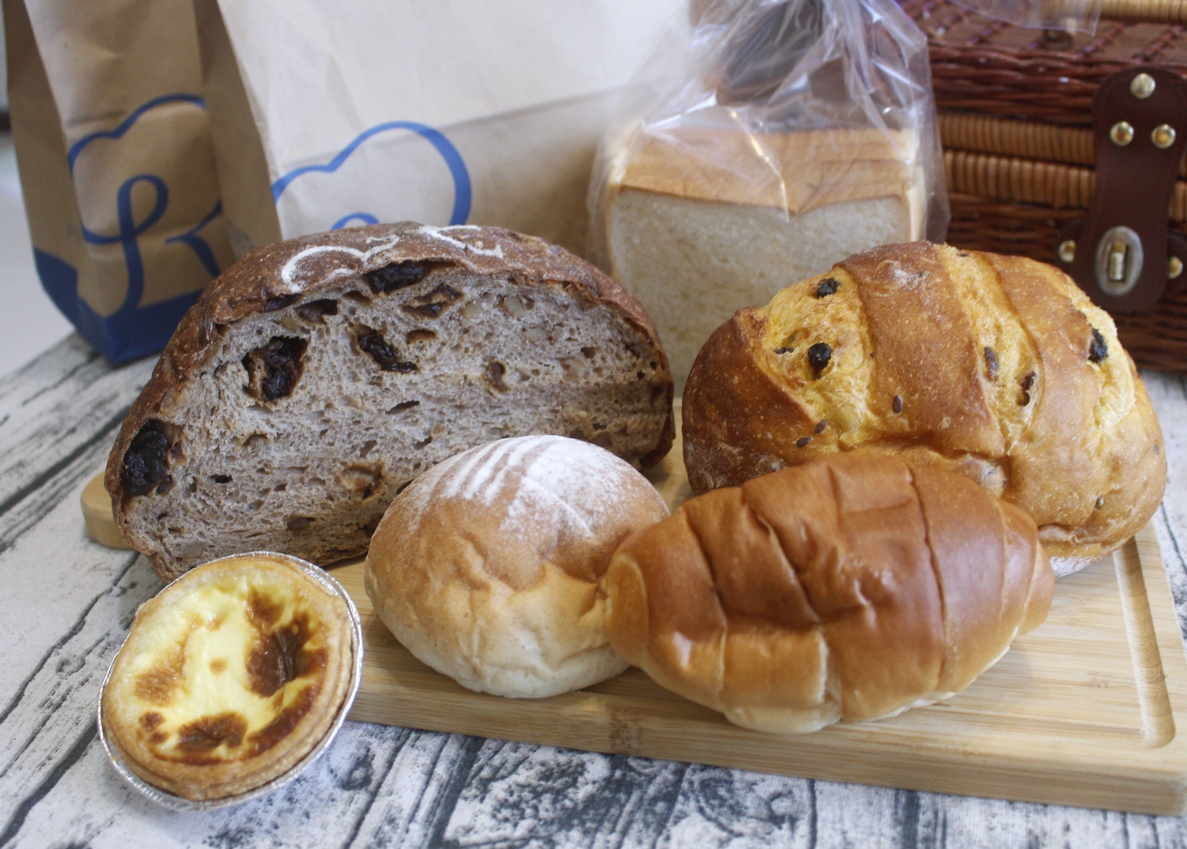 【桃園 REAL真?CAFé?BREAD】新型態麵包時尚店。鎮店之寶「酒釀桂圓」歐式麵包超美味！