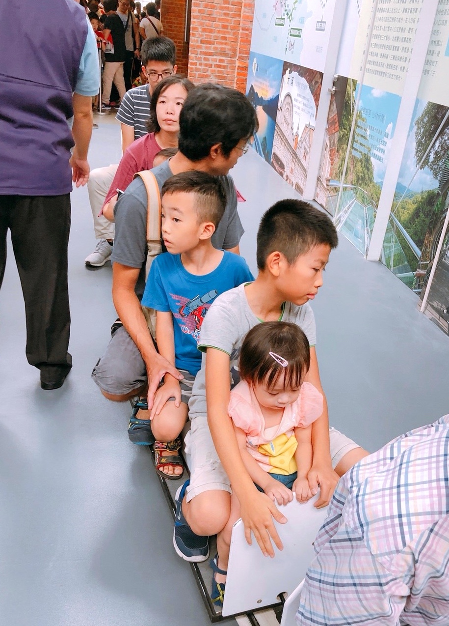 【桃園 軌道願景館】跟著桃園號小火車出發去。GOGO樂『3D媒體互動、體驗車長、益智積木』