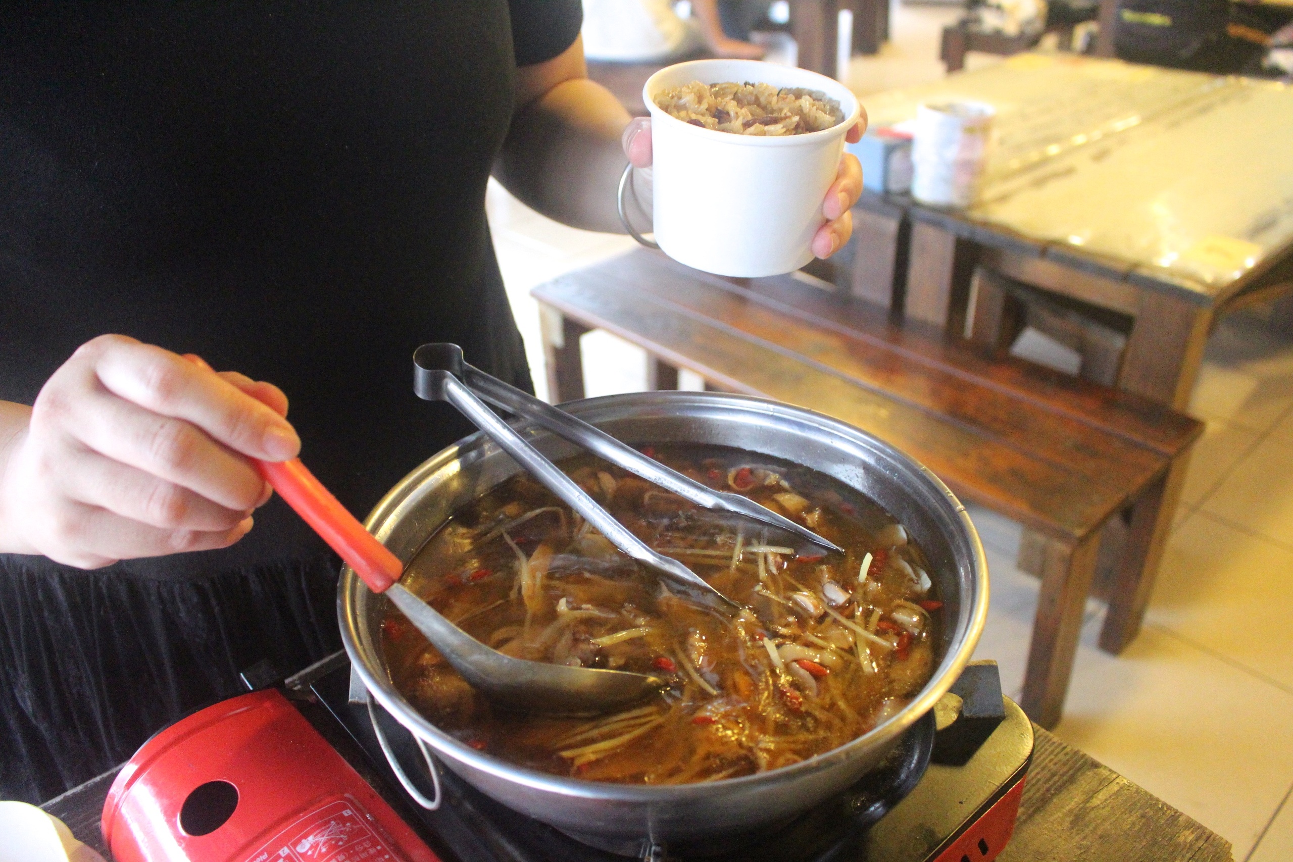 【桃園 八塊油飯】假日才營業的古早味手工油飯。鮮嫩麻油雞腿片、小孩都愛的小肉豆