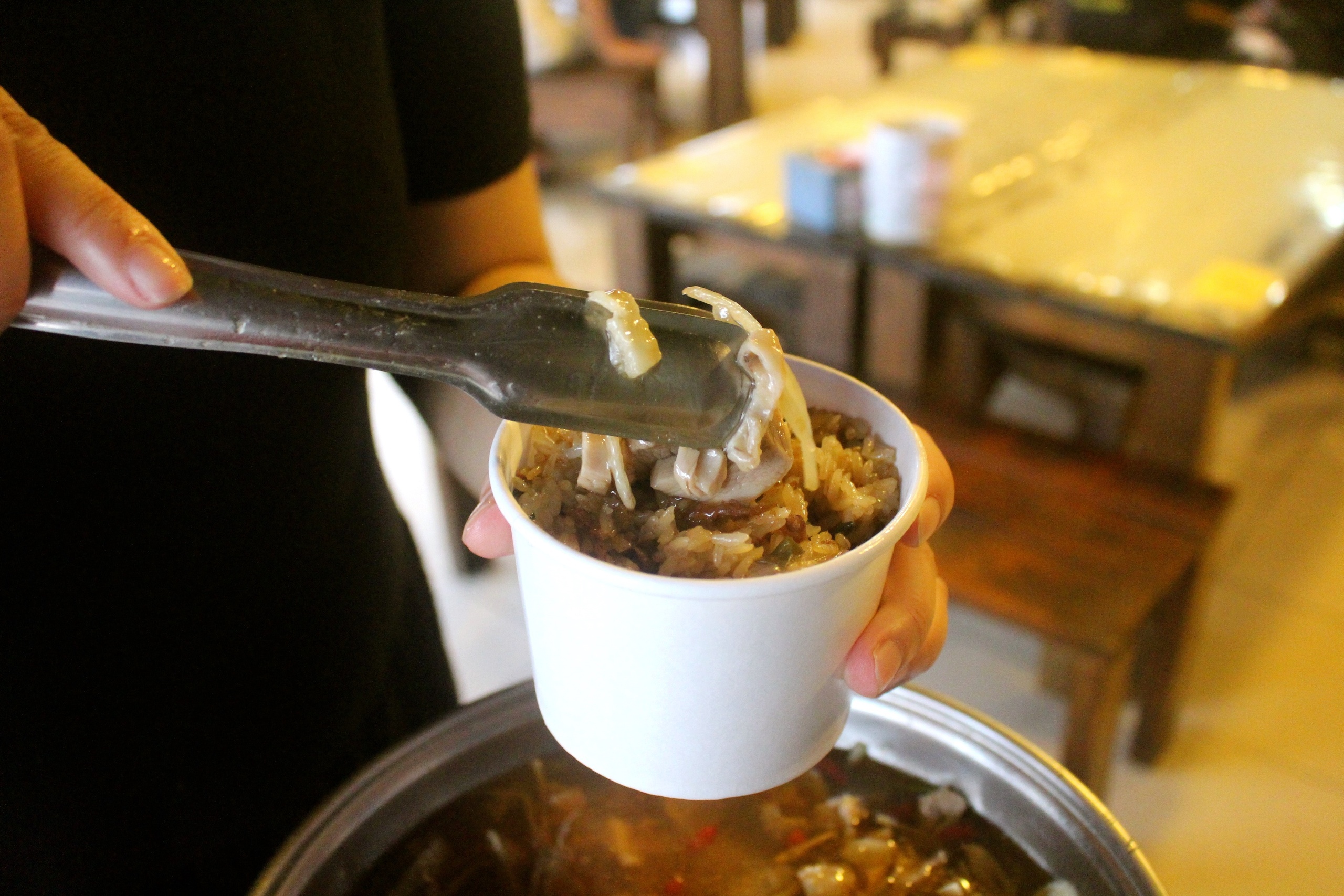 【桃園 八塊油飯】假日才營業的古早味手工油飯。鮮嫩麻油雞腿片、小孩都愛的小肉豆