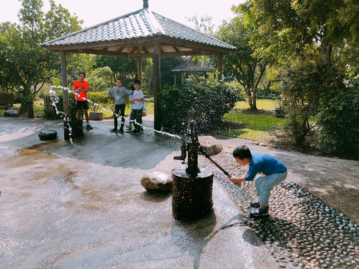 桃園農場,桃園景點,玩水,蓋窯,餐廳,親子,農場,餵食,活力健康農場