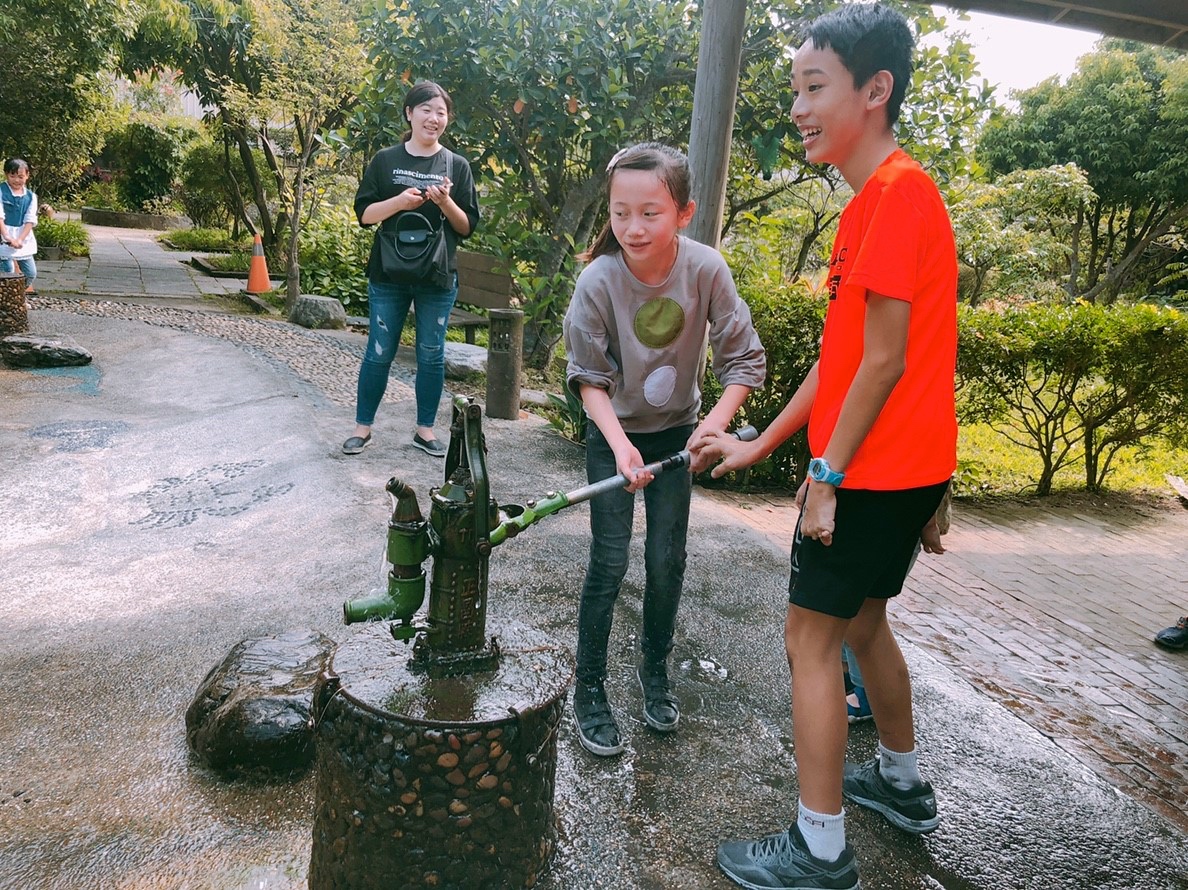 桃園農場,桃園景點,玩水,蓋窯,餐廳,親子,農場,餵食,活力健康農場