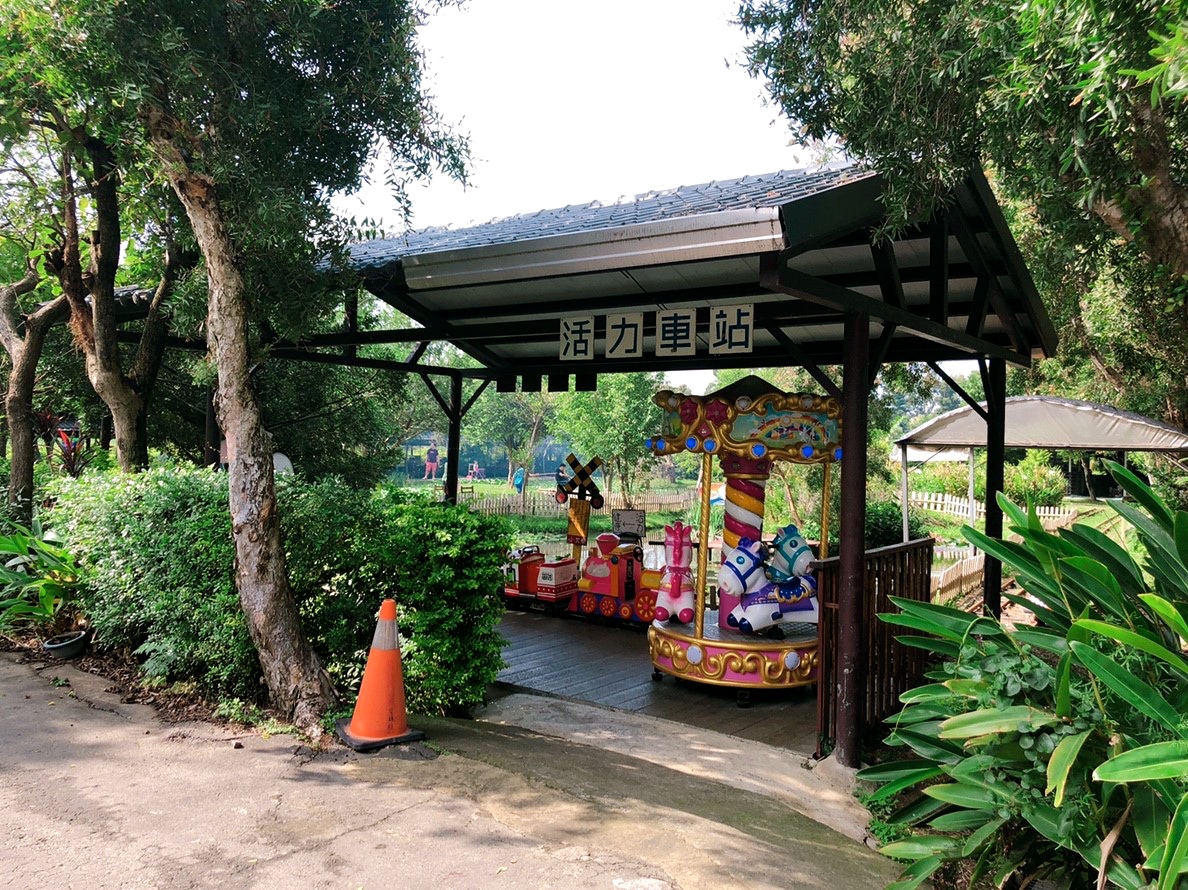 桃園農場,桃園景點,玩水,蓋窯,餐廳,親子,農場,餵食,活力健康農場