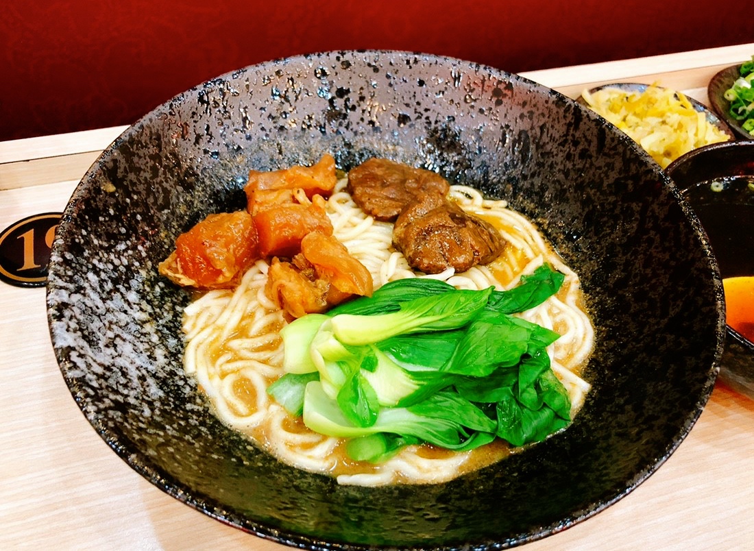 【新北 清一色牛肉麵】大胃王請進!!!牛肉麵免費續麵續湯、竟然還有珍珠奶茶免費喝到飽