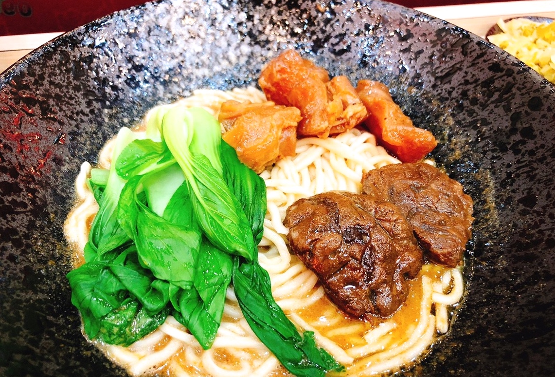 【新北 清一色牛肉麵】大胃王請進!!!牛肉麵免費續麵續湯、竟然還有珍珠奶茶免費喝到飽