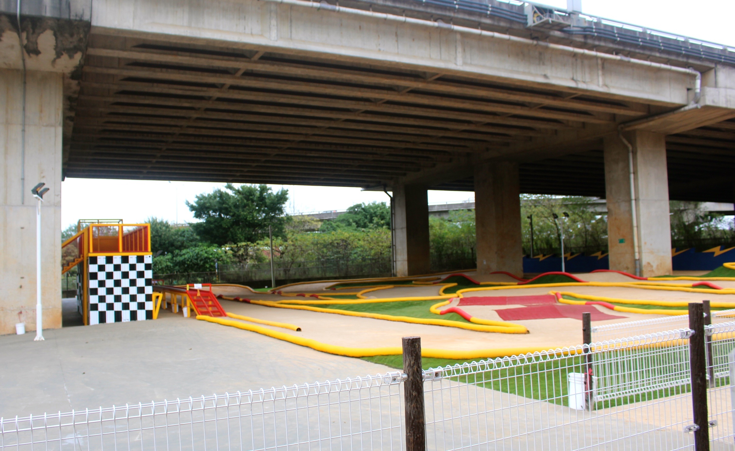 【桃園 遙控越野賽車場】平鎮運動公園旁。玩家級「紅土軟式越野跑道」跑一圈285公尺