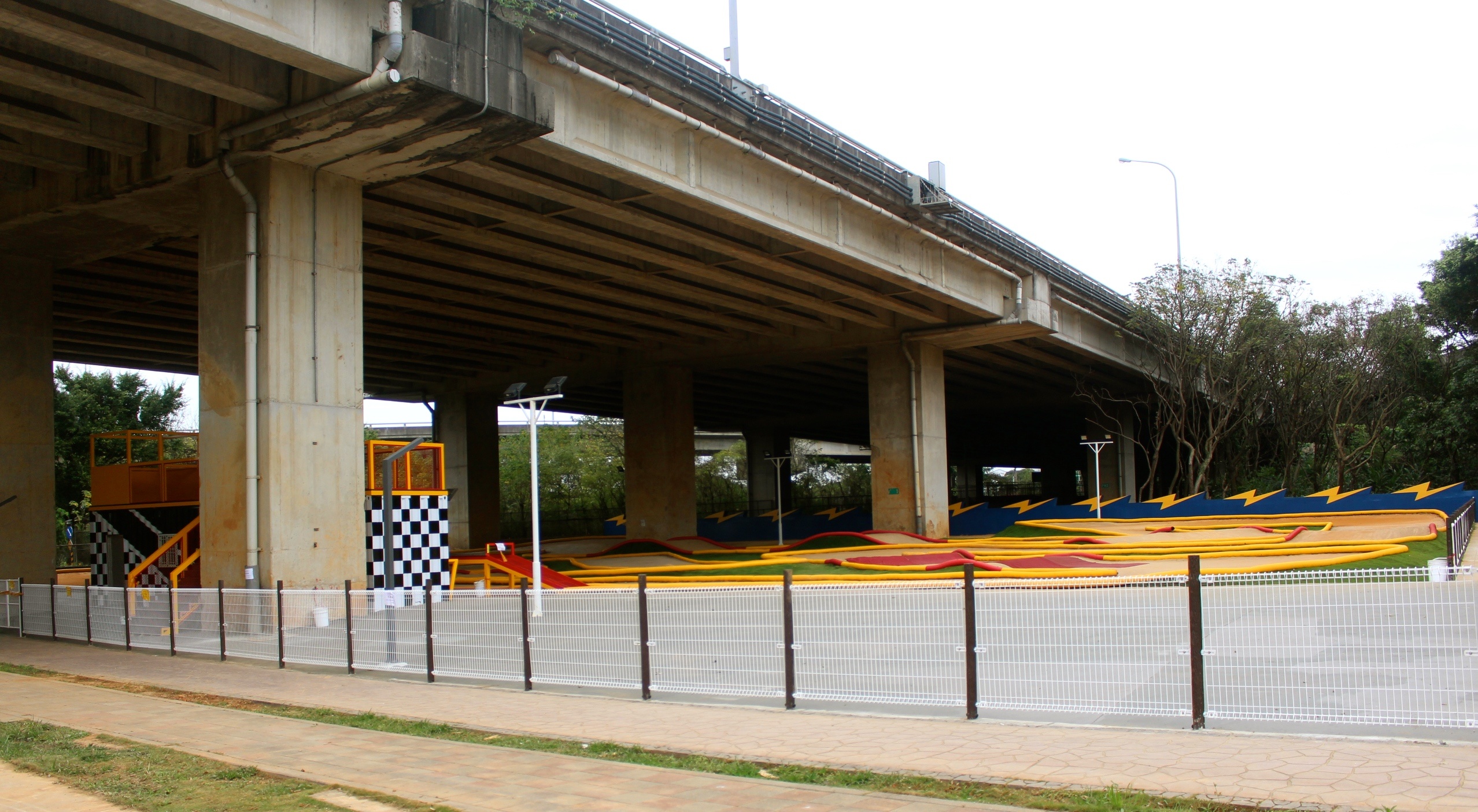 【桃園 遙控越野賽車場】平鎮運動公園旁。玩家級「紅土軟式越野跑道」跑一圈285公尺