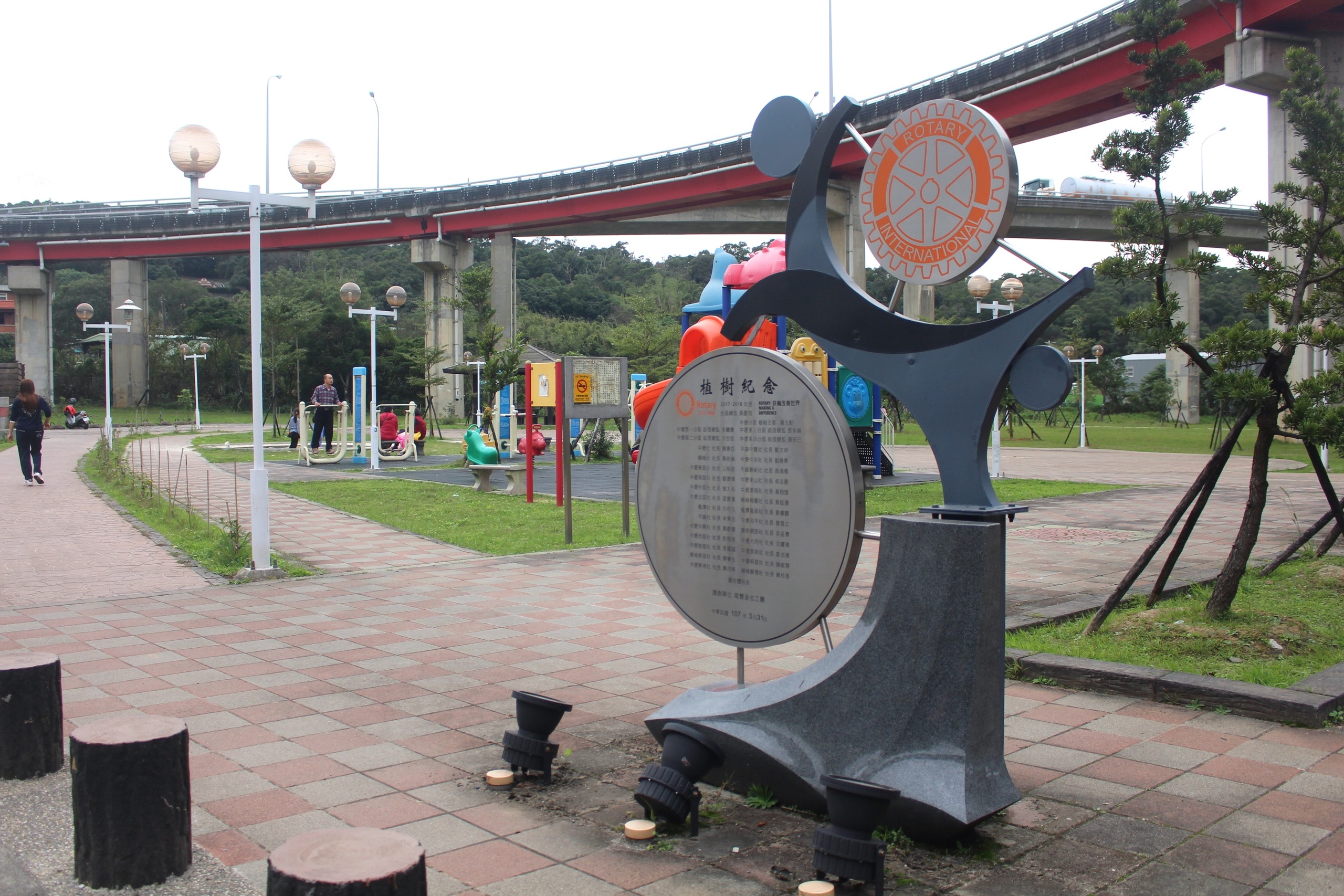 【桃園 遙控越野賽車場】平鎮運動公園旁。玩家級「紅土軟式越野跑道」跑一圈285公尺