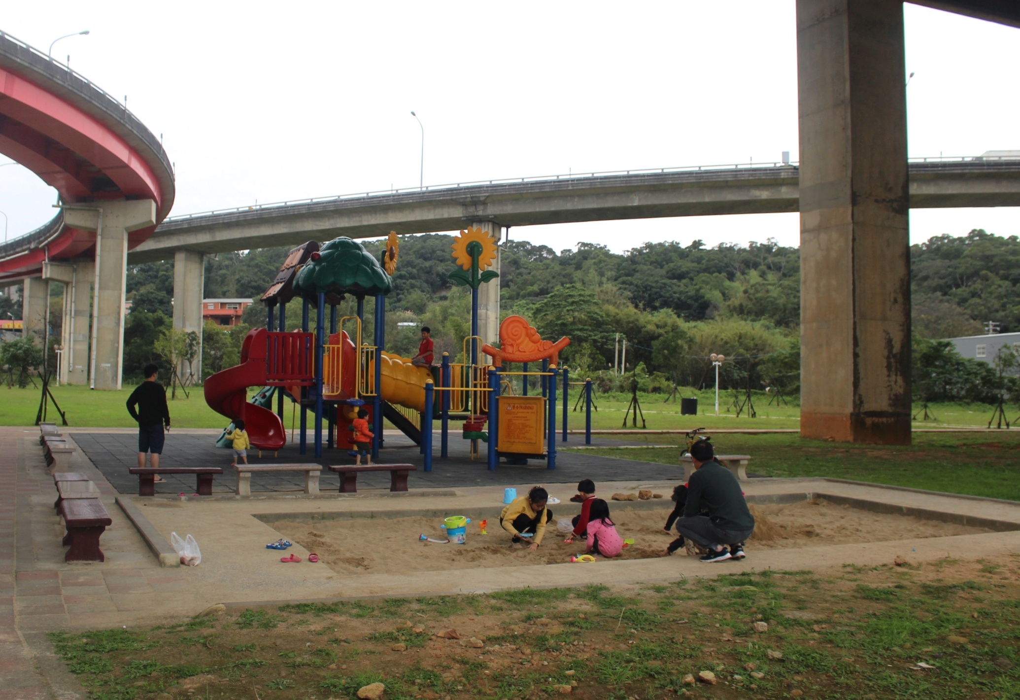 【桃園 遙控越野賽車場】平鎮運動公園旁。玩家級「紅土軟式越野跑道」跑一圈285公尺