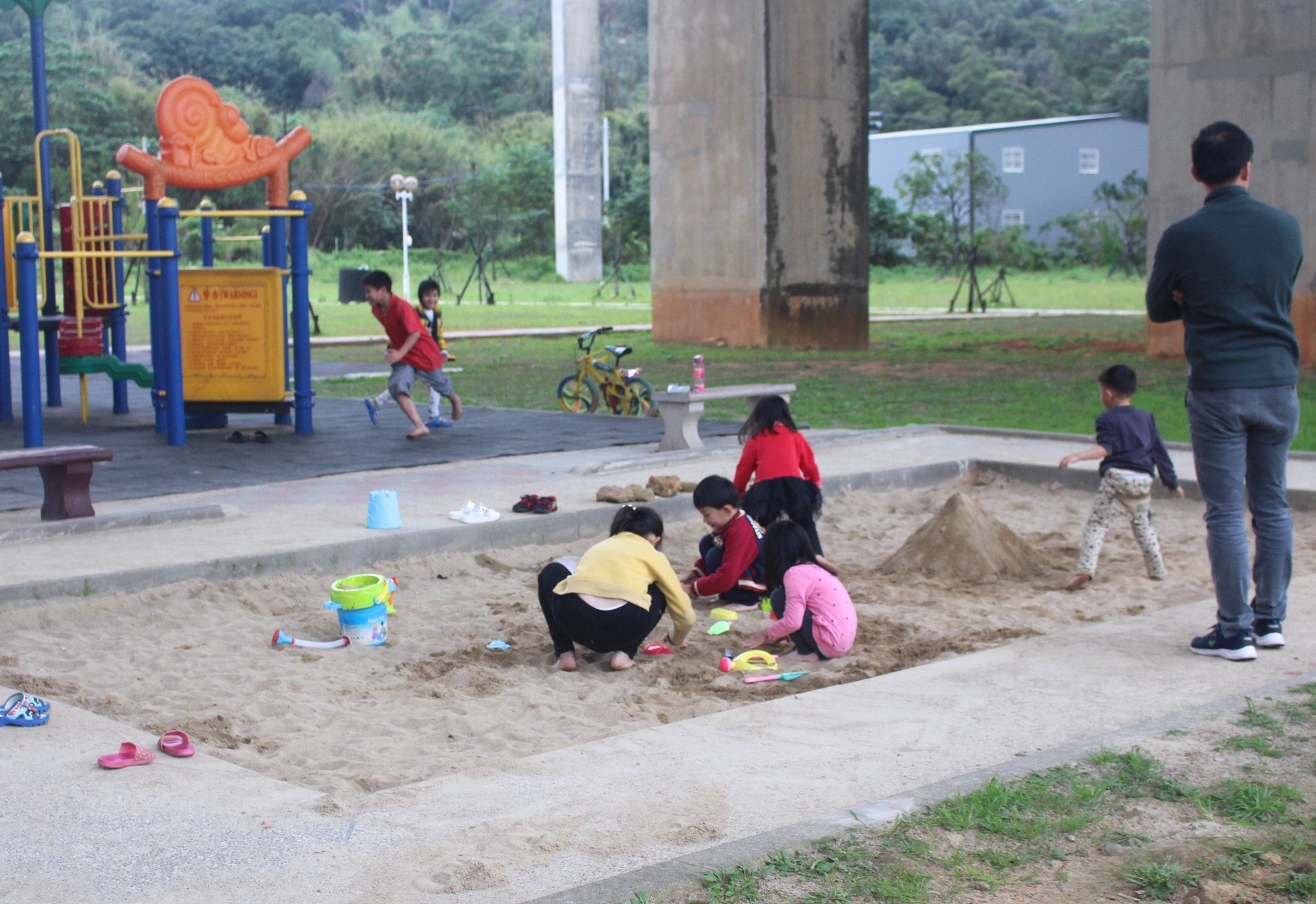 【桃園 遙控越野賽車場】平鎮運動公園旁。玩家級「紅土軟式越野跑道」跑一圈285公尺