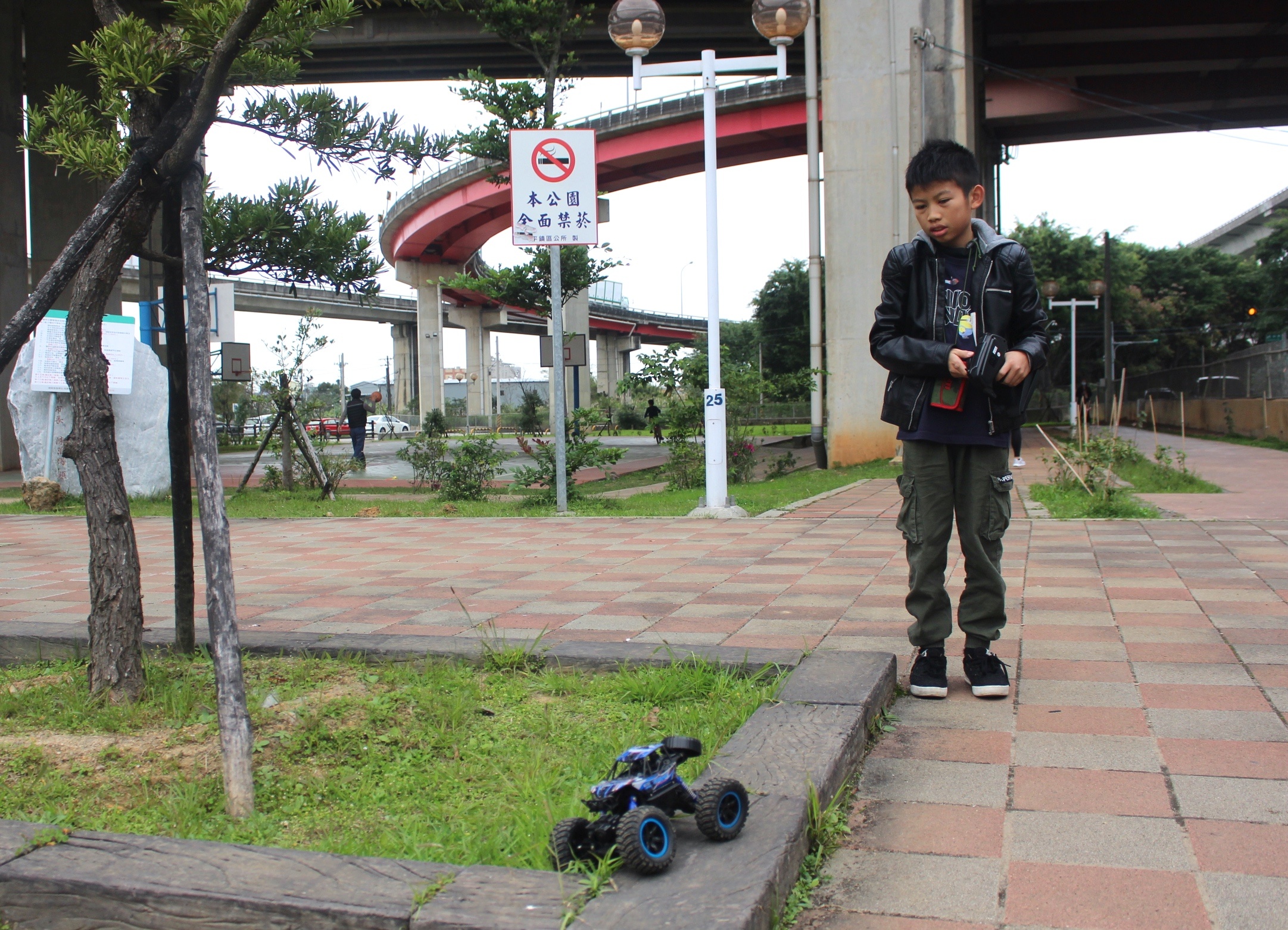 【桃園 遙控越野賽車場】平鎮運動公園旁。玩家級「紅土軟式越野跑道」跑一圈285公尺