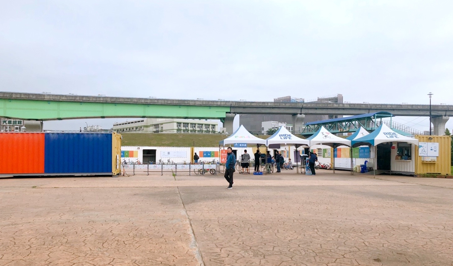 【新北 二重疏洪親水公園】免費餵食「羊咩咩的家」。暢遊自行車道/遙控賽車場/三種球場