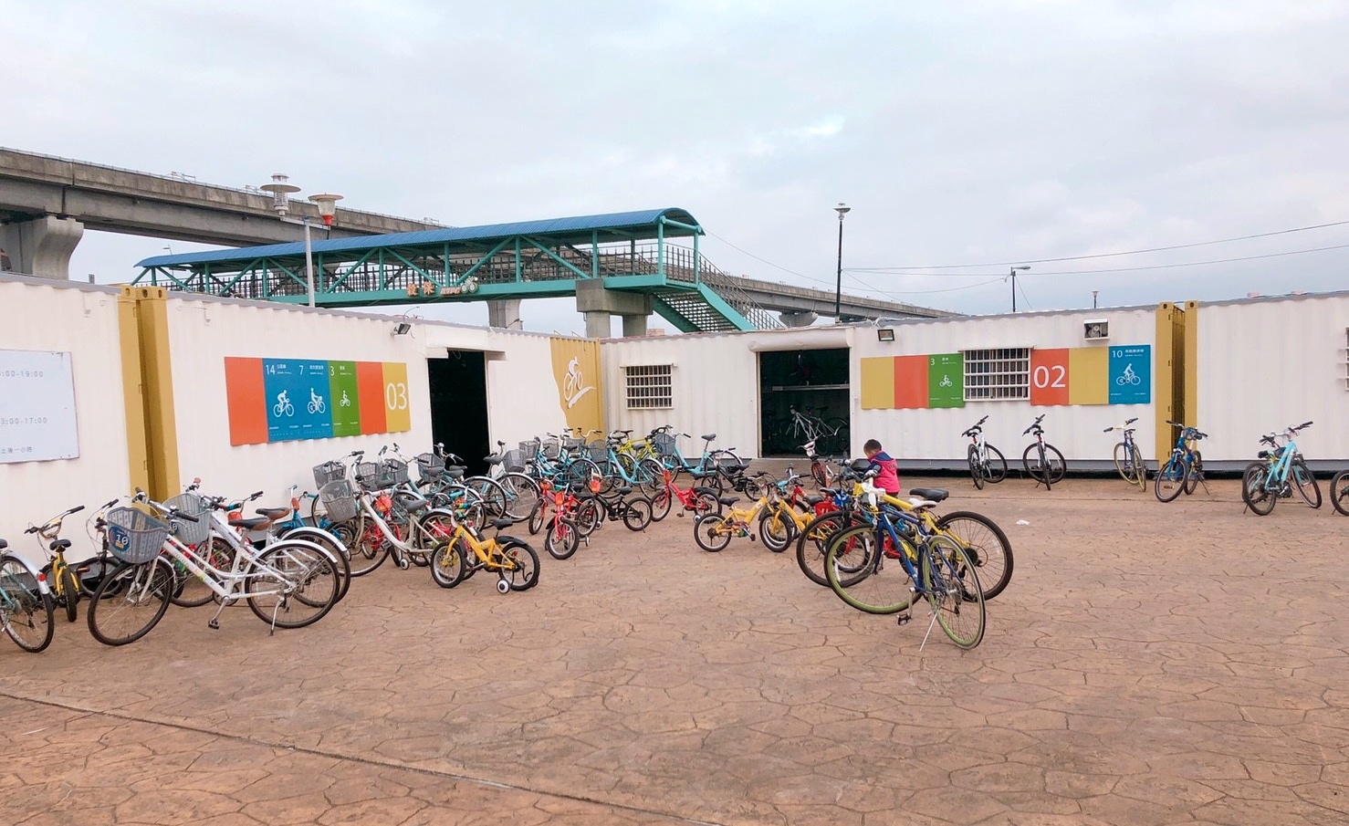 【新北 二重疏洪親水公園】免費餵食「羊咩咩的家」。暢遊自行車道/遙控賽車場/三種球場