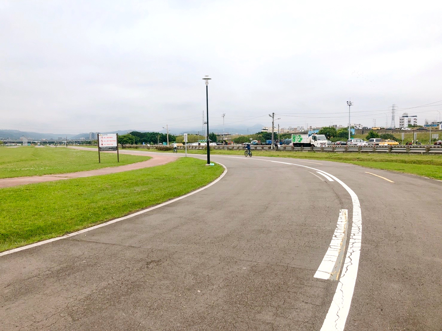 【新北 二重疏洪親水公園】免費餵食「羊咩咩的家」。暢遊自行車道/遙控賽車場/三種球場