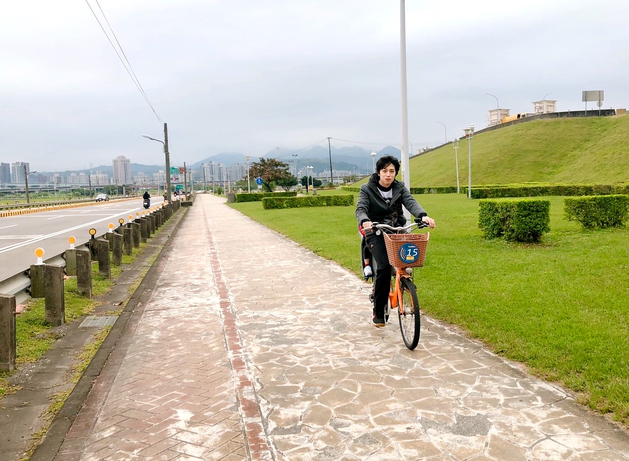 【新北 二重疏洪親水公園】免費餵食「羊咩咩的家」。暢遊自行車道/遙控賽車場/三種球場