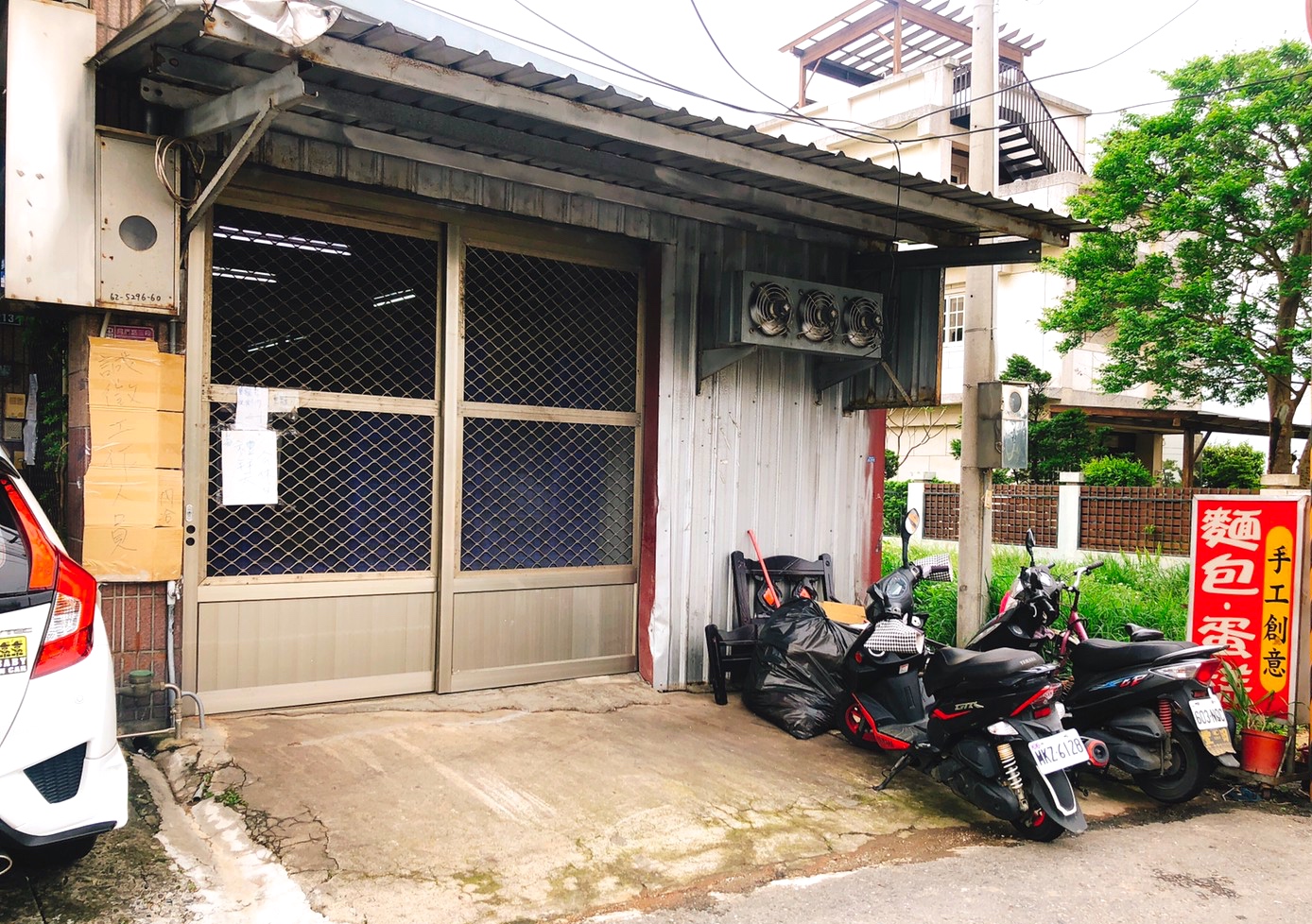 【桃園 人人麵包烘焙坊】牛排館最愛訂購的奶油餐包。批發工廠奶油餐包只要3.5元、爆漿餐包只要6元