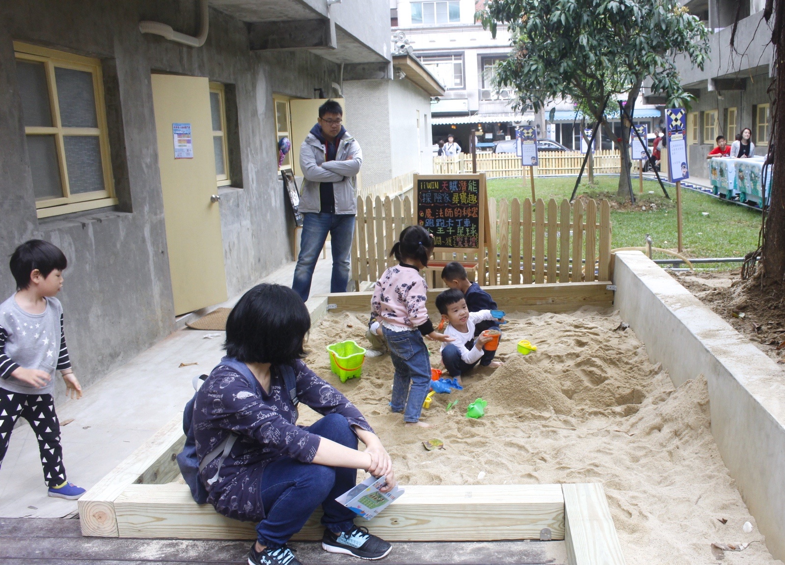 【桃園 南崁兒童藝術村】老宿舍翻新4/4試營運。連假有手作市集、沙坑小火車、彩繪牆面