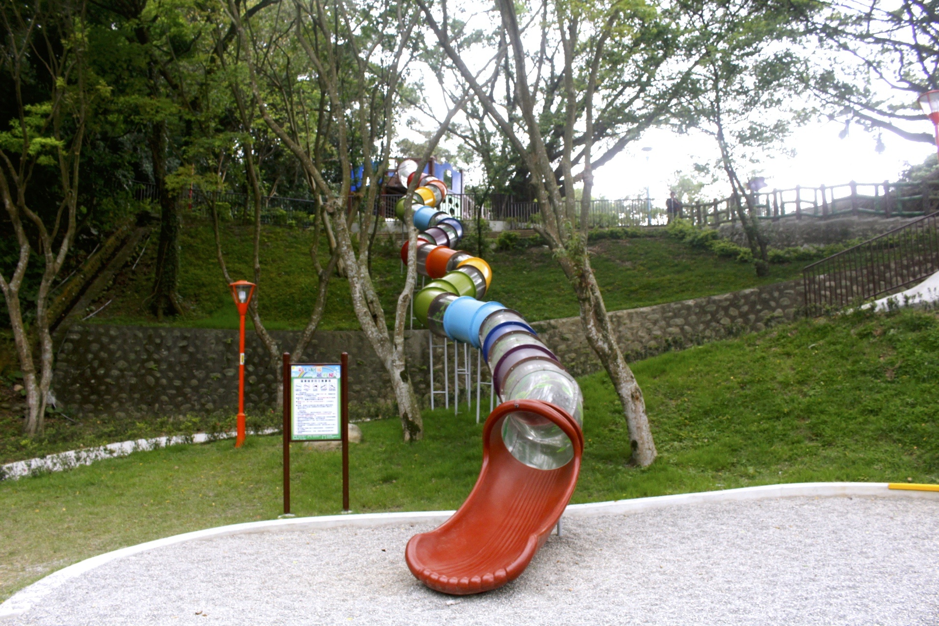 【新北 三峽中山公園】新景點30公尺「彩虹樹藤溜滑梯」。兒童版「跑酷棧道」需俱備小勇氣喔！