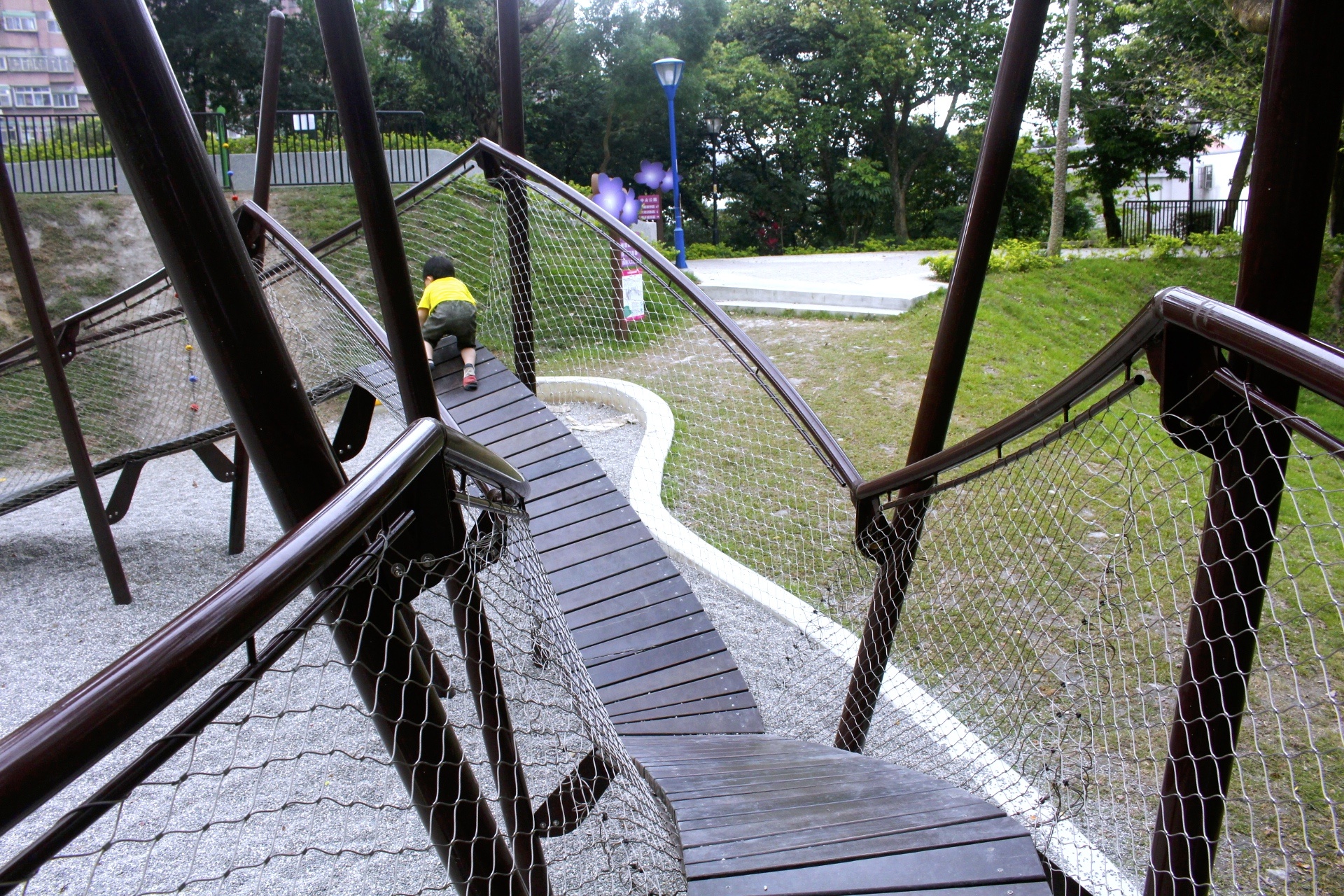 【新北 三峽中山公園】新景點30公尺「彩虹樹藤溜滑梯」。兒童版「跑酷棧道」需俱備小勇氣喔！