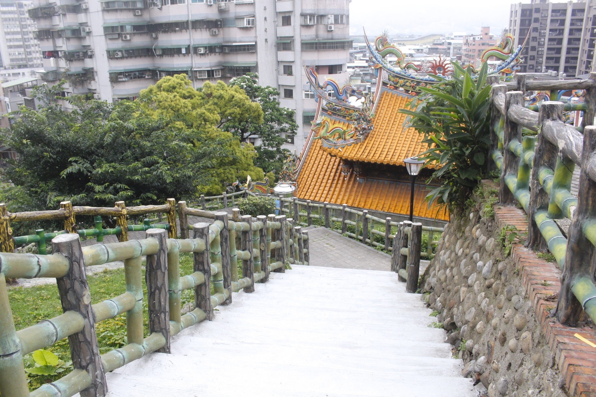 【新北 三峽中山公園】新景點30公尺「彩虹樹藤溜滑梯」。兒童版「跑酷棧道」需俱備小勇氣喔！