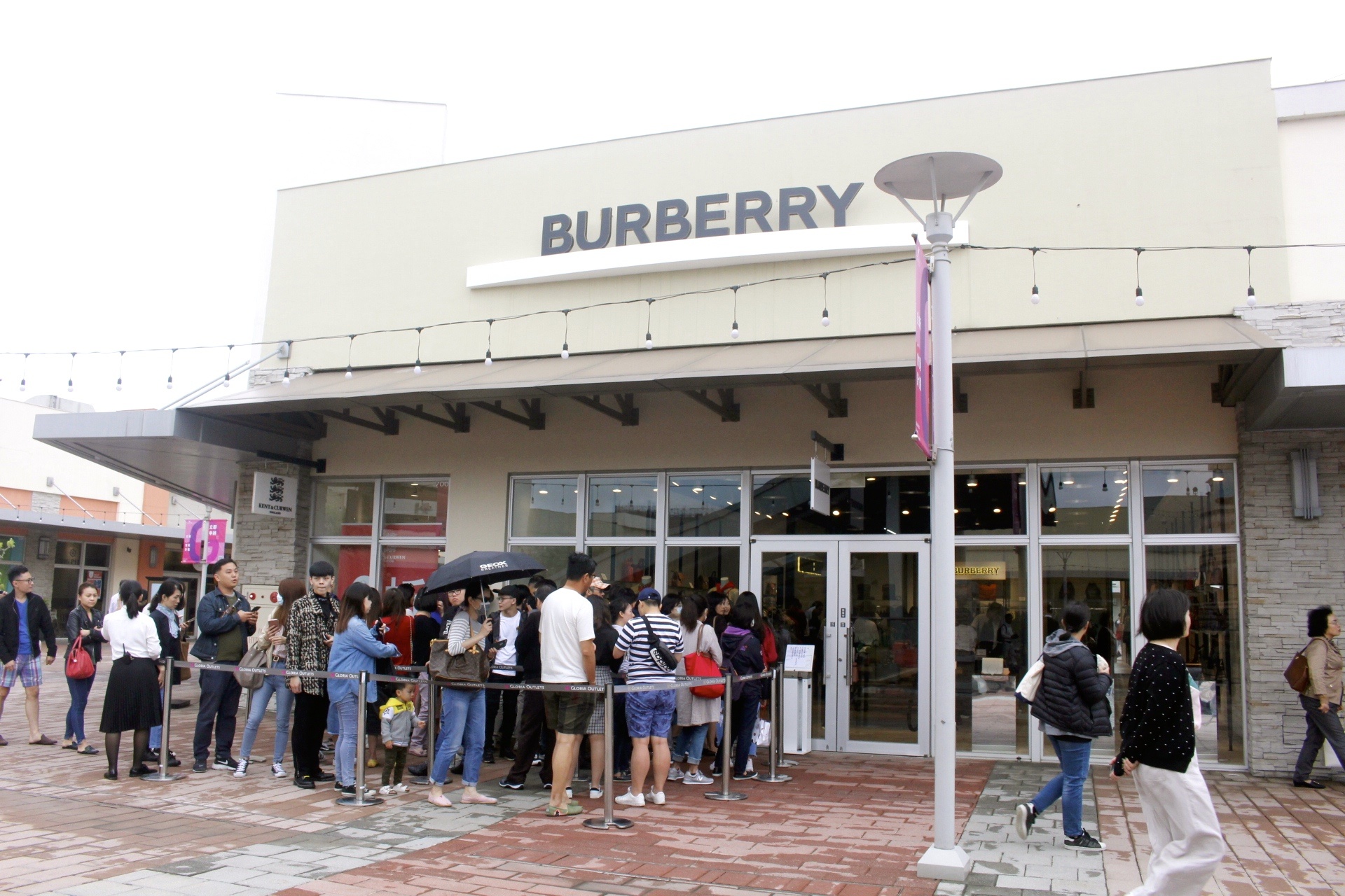 【桃園 華泰名品城】第三期5/8開幕全區完工囉！BURBERRY排到天荒地老、人手一袋小CK