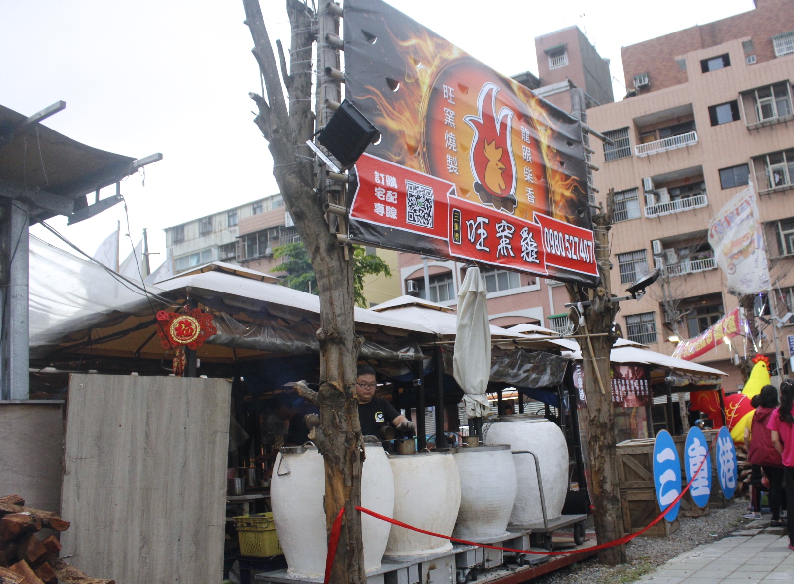 【新北 三重港景觀餐廳】打造像座南洋小夜市。現場還有LIVE駐唱、可愛小動物、方便停車