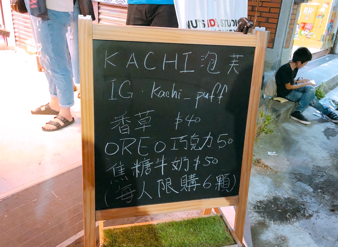 【臺中 KACHI 泡芙】逢甲商圈排隊90分鐘「火焰炙烤泡芙」！輕敲糖衣口感薄脆、甜蜜度破表