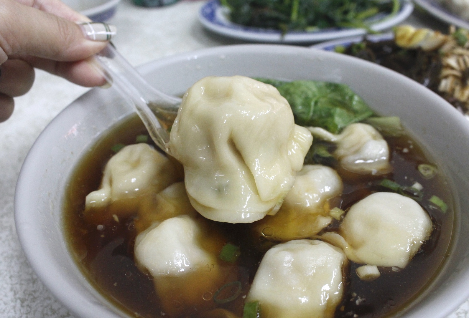 【臺中 仇媽媽山東餃子館】在地巷弄40年老店。餃子店只有賣一種豬肉口味！搭配經典酸辣湯真好喝