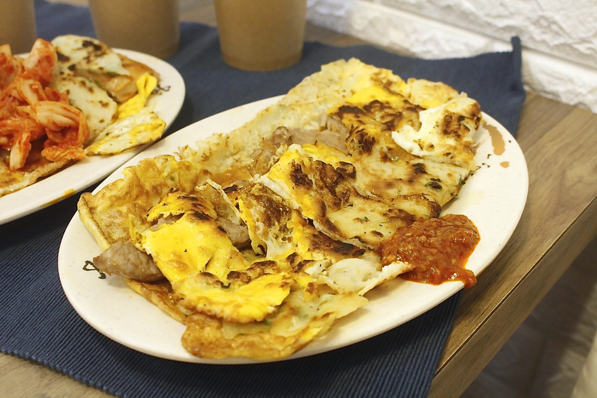 【桃園 京佬杯老蛋餅】傳承臺(tái)中太平30年的好滋味。古早味粉漿蛋餅想加什麼配料自己選！