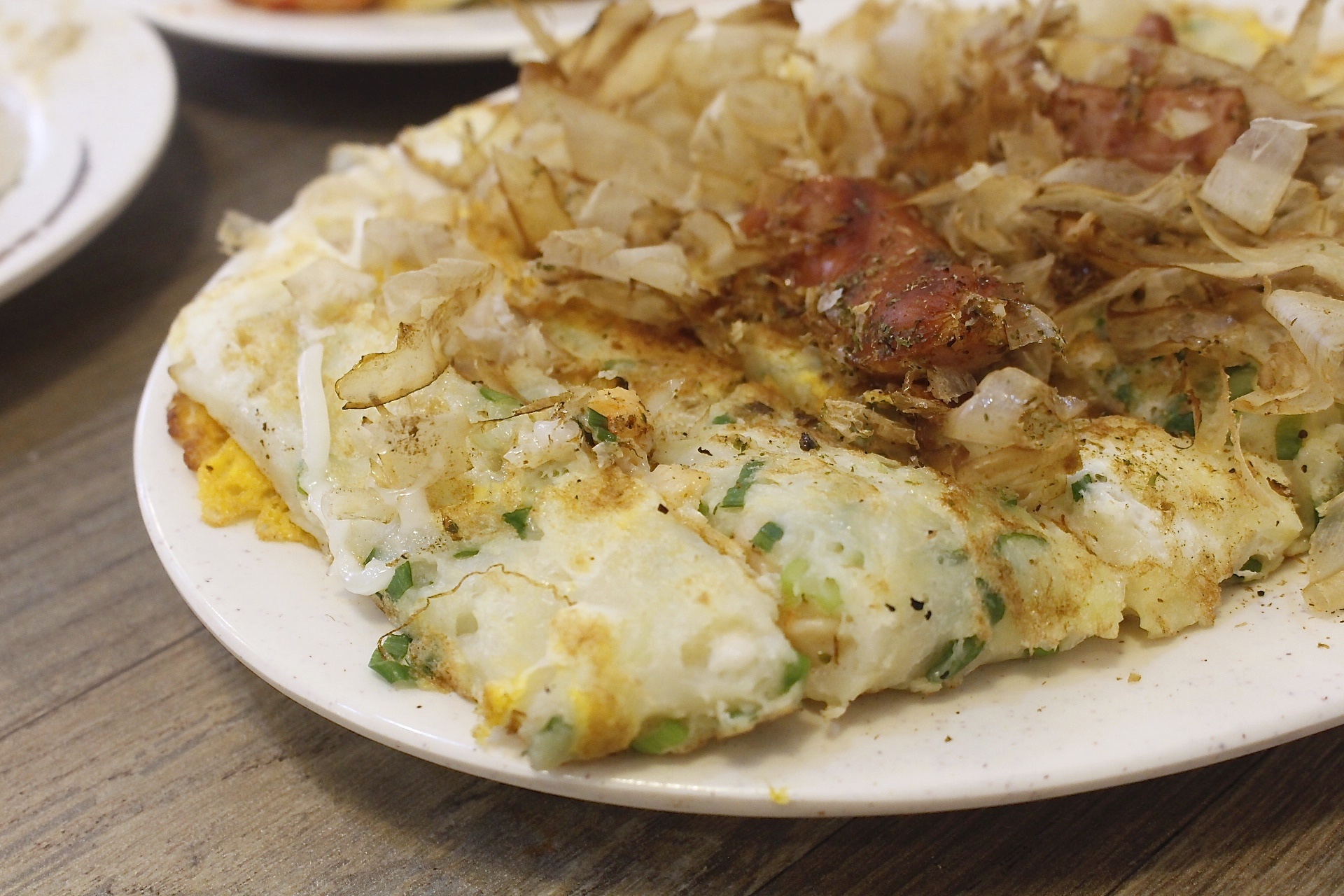 【桃園 京佬杯老蛋餅】傳承臺(tái)中太平30年的好滋味。古早味粉漿蛋餅想加什麼配料自己選！