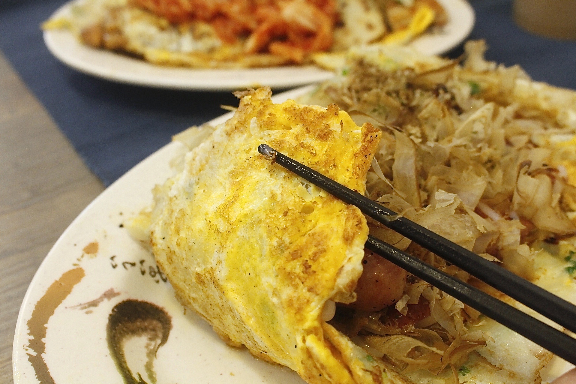 【桃園 京佬杯老蛋餅】傳承臺(tái)中太平30年的好滋味。古早味粉漿蛋餅想加什麼配料自己選！