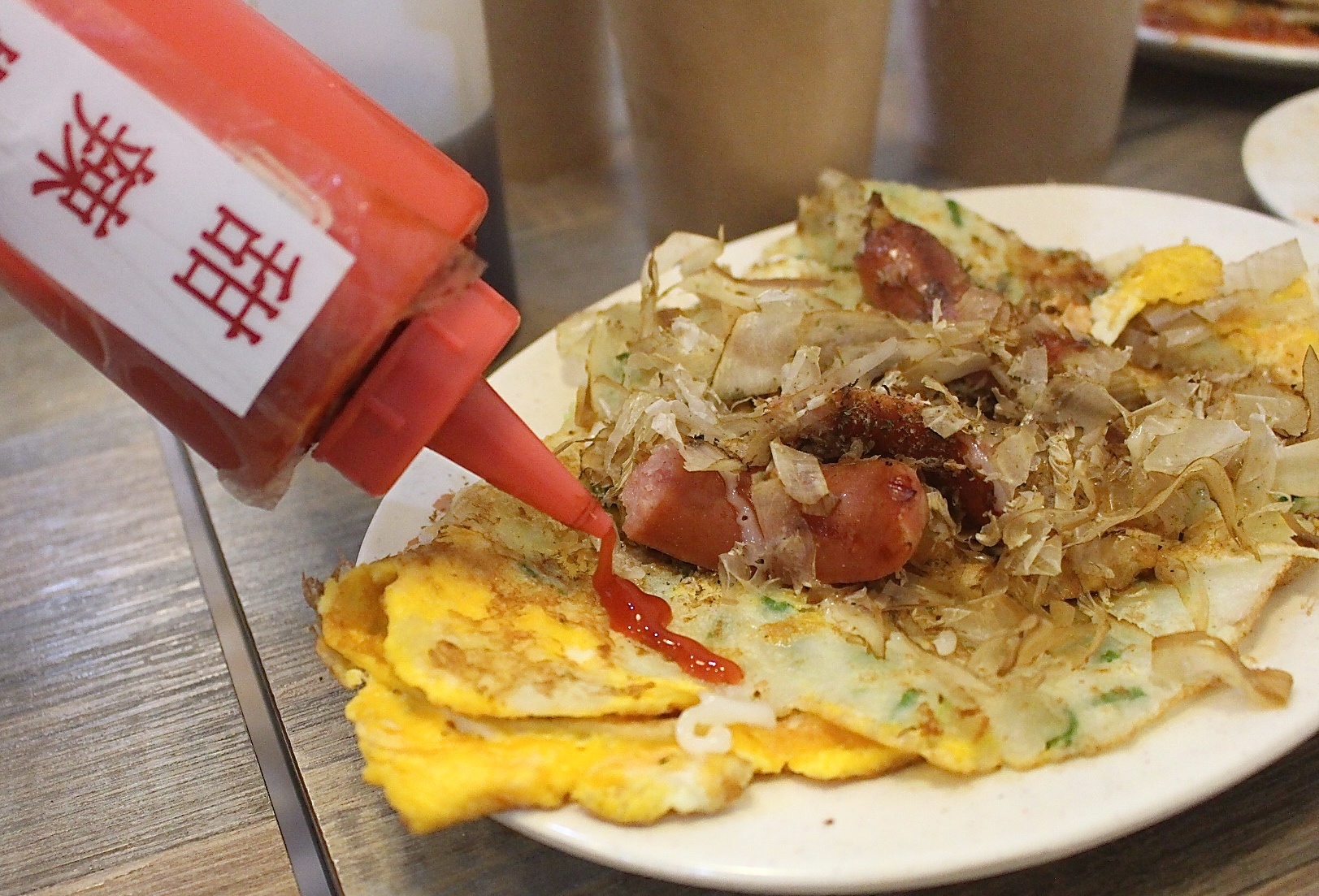 【桃園 京佬杯老蛋餅】傳承臺中太平30年的好滋味。古早味粉漿蛋餅想加什麼配料自己選！