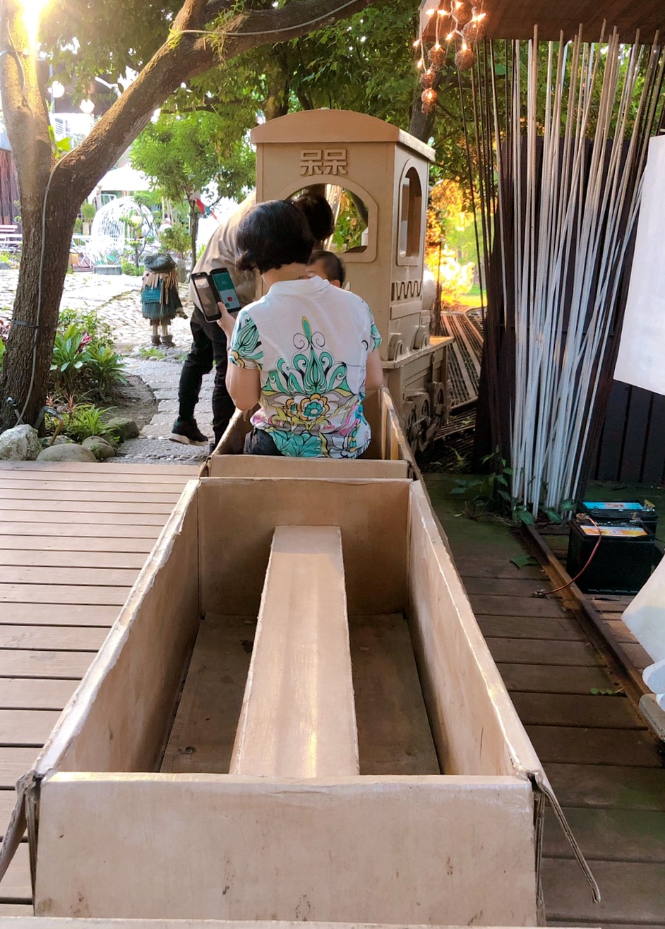 【臺中 紙箱王創意園區】新玩法！鋼雕藝術么么空中步道、巨型蘑菇屋，還能體驗蒸氣造型紙火車！