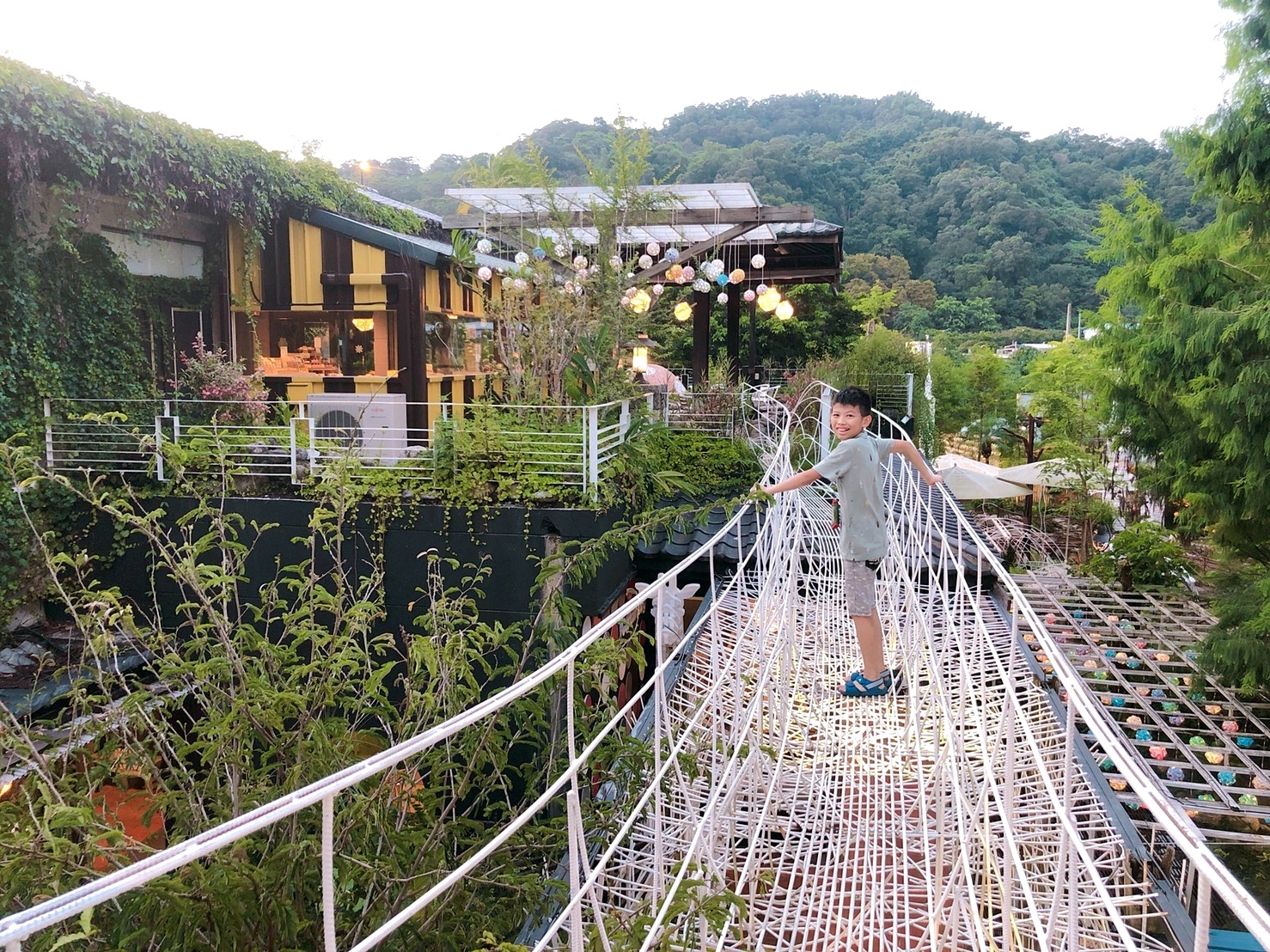 【臺中 紙箱王創意園區】新玩法！鋼雕藝術么么空中步道、巨型蘑菇屋，還能體驗蒸氣造型紙火車！