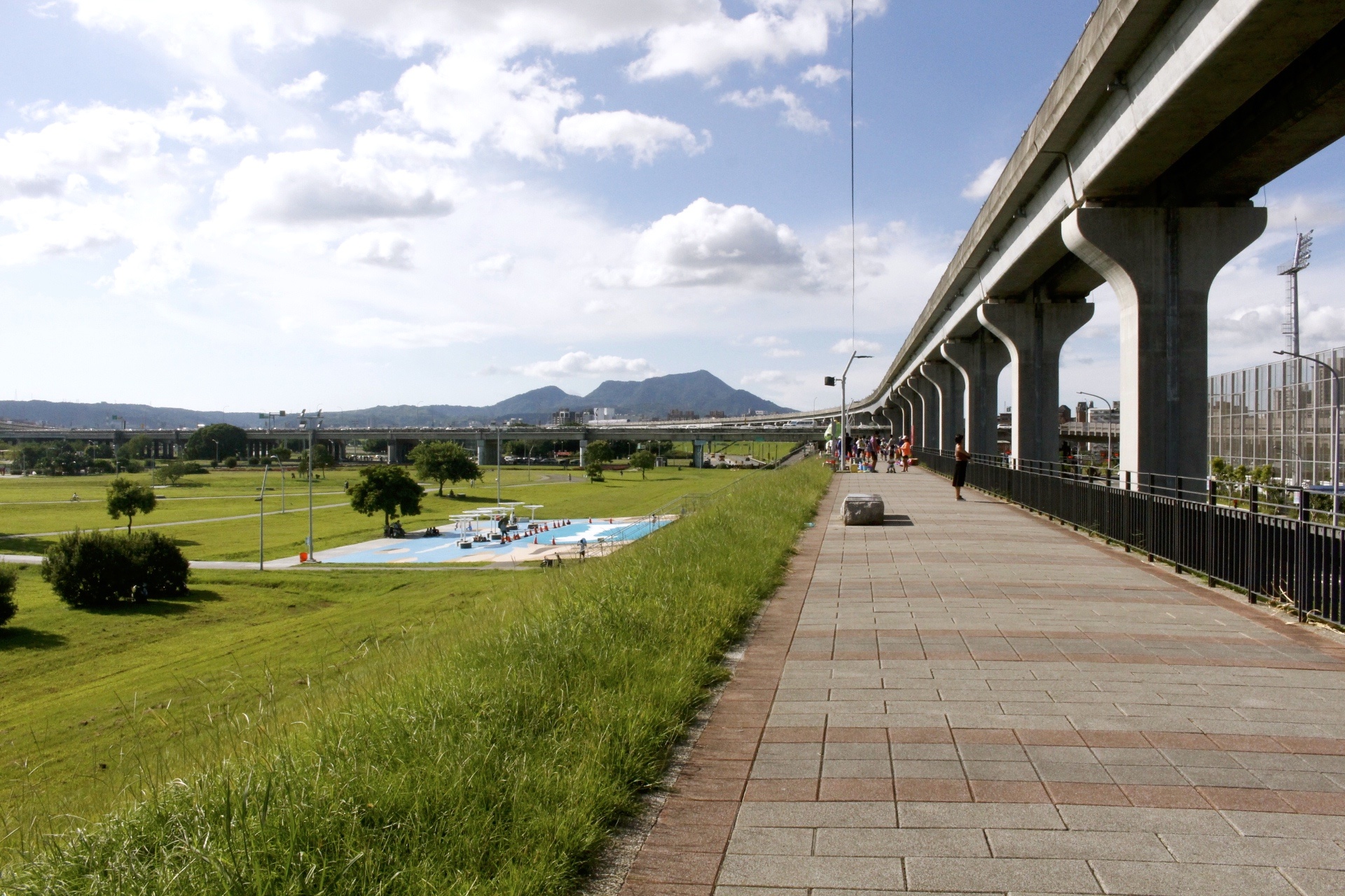 【玩 瀑布滑草場】玩滑草不用到郊區(qū)！大都會公園最新玩點「七公尺高滑草場」請自備滑草板