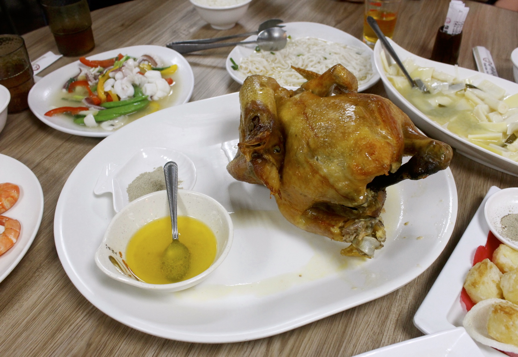 【食 福哥石窯雞】礁溪好評「石窯烤雞」選用臺東放養(yǎng)黑羽土雞。糕渣、雞汁悶筍必點(diǎn)！