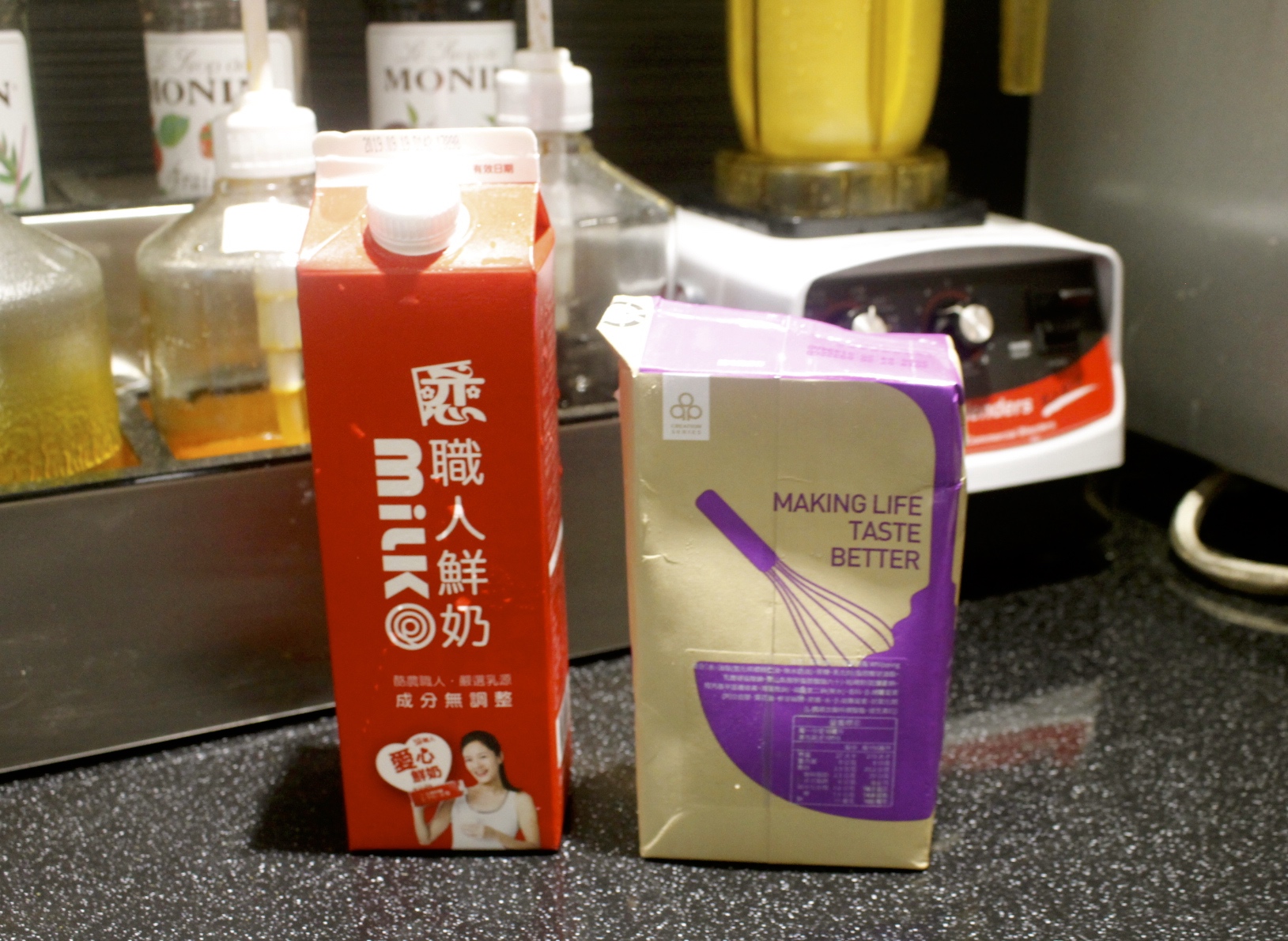 【食 巴司克】車站商圈奶蓋茶飲專賣店。厚實奶霜是別家2倍！還有黑糖珍珠厚奶霜、烘焙小點心