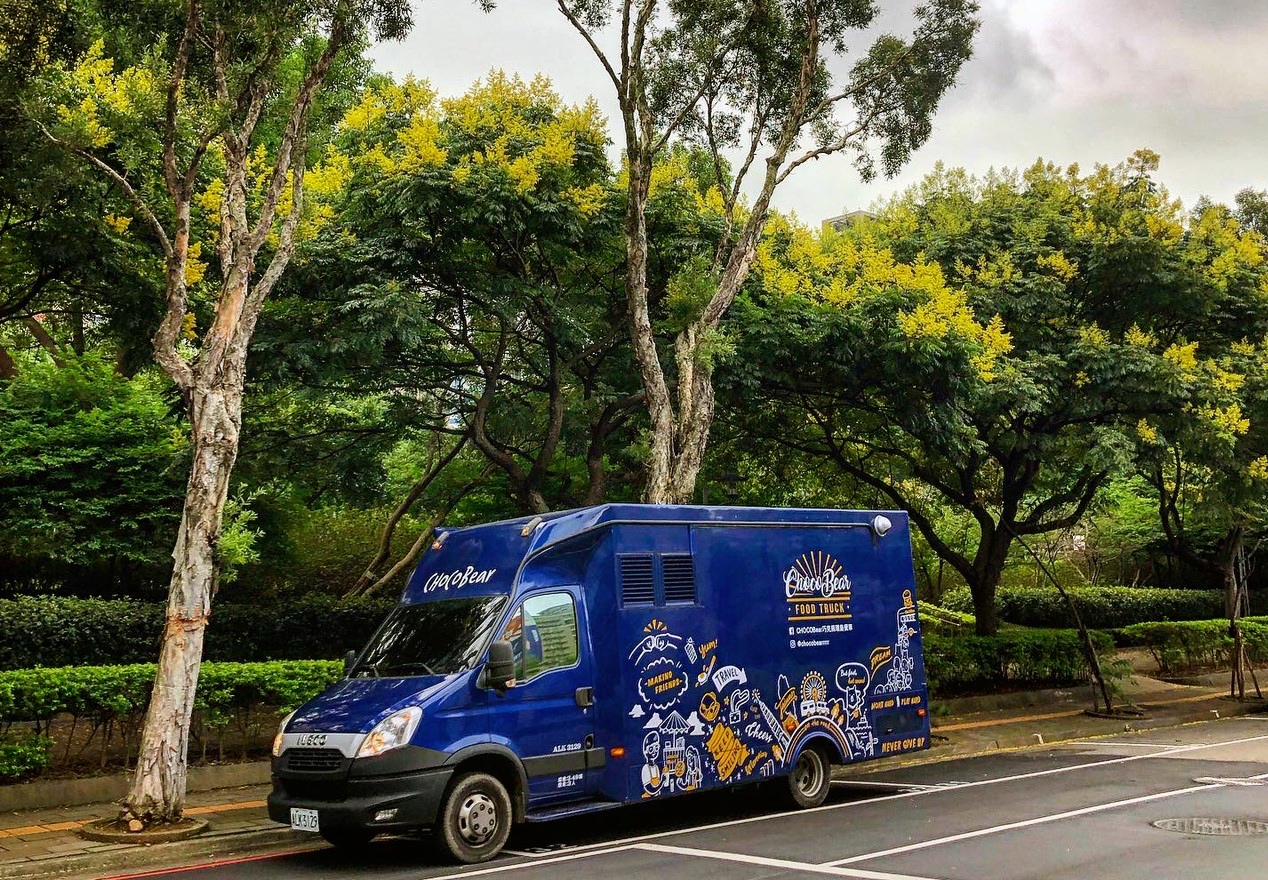 【食 CHOCOBear 巧克熊環(huán)島餐車】史上最難排的環(huán)島攤車.「招牌牛肉堡」巧克麵包、純牛漢堡肉搭配可可醬 口味超獨特！