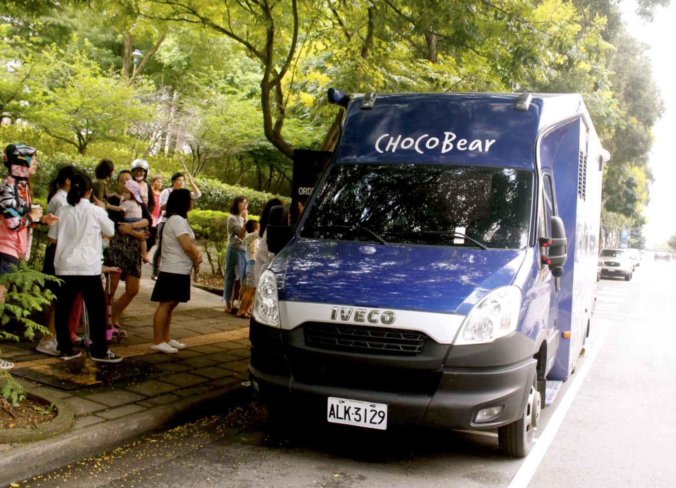 【食 CHOCOBear 巧克熊環(huán)島餐車】史上最難排的環(huán)島攤車.「招牌牛肉堡」巧克麵包、純牛漢堡肉搭配可可醬 口味超獨特！