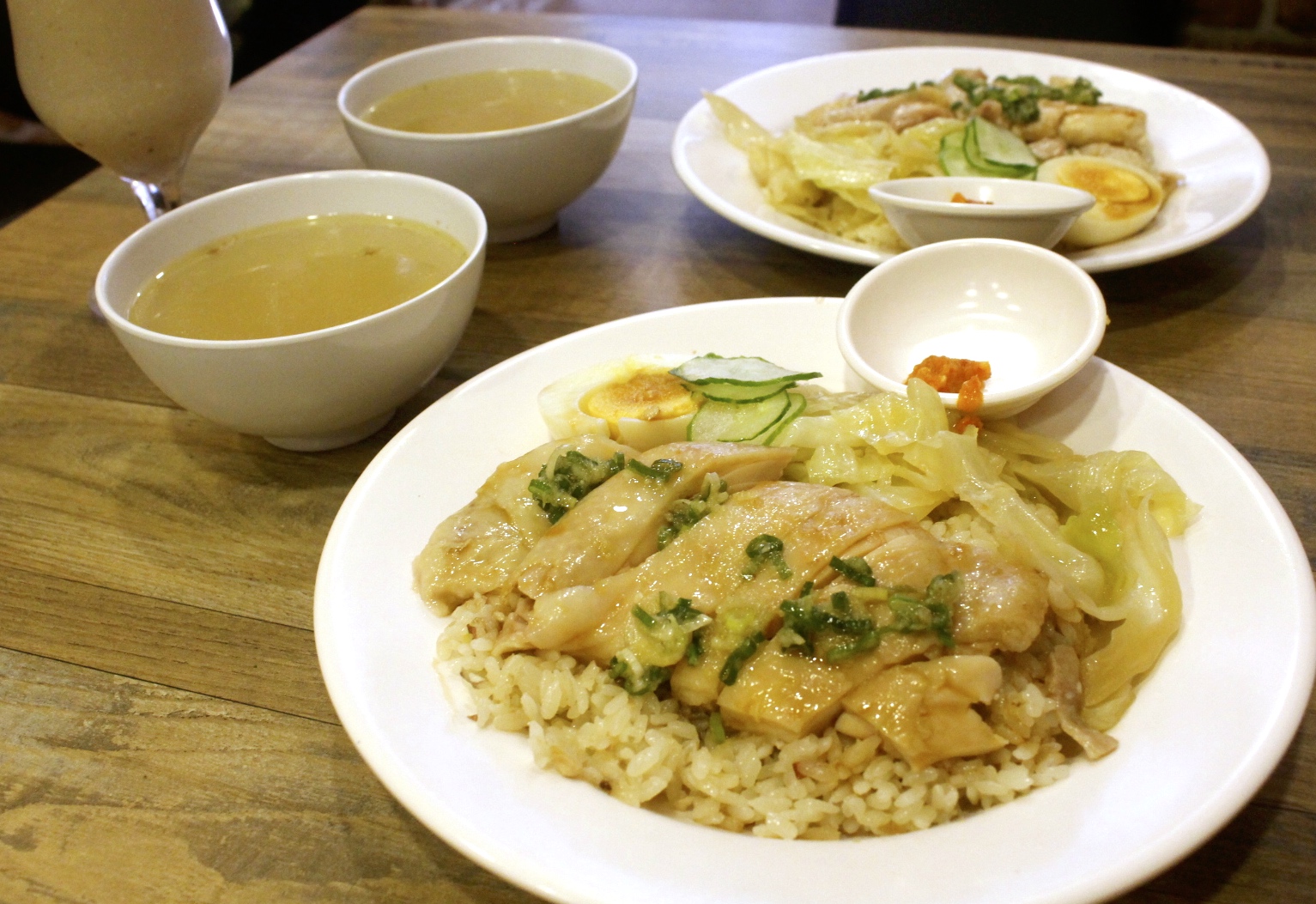 【食 文文海南雞飯】有吃過海南雞飯搭配可樂餅嗎？雞肉鮮嫩.油蔥醬夠味，還有桌上型雙打機可以玩！