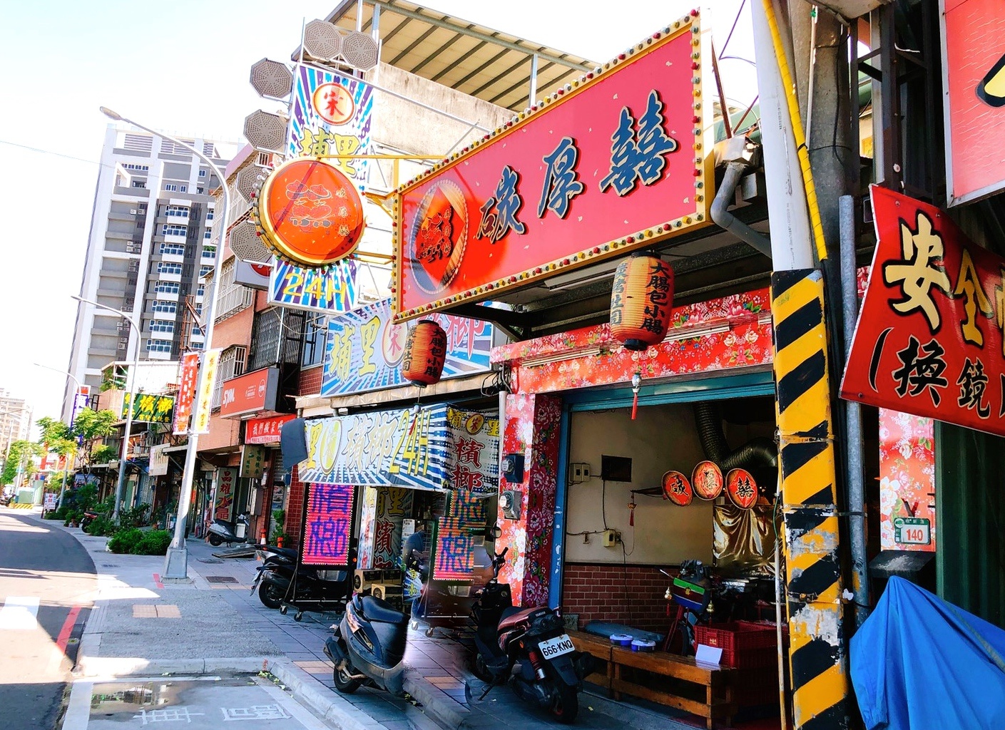 【食 碳厚囍】充滿懷舊囍字的三輪車早餐店。一早就能吃到碳烤大腸包小腸. 超推“碳烤里肌肉牽絲吐司” 好呷