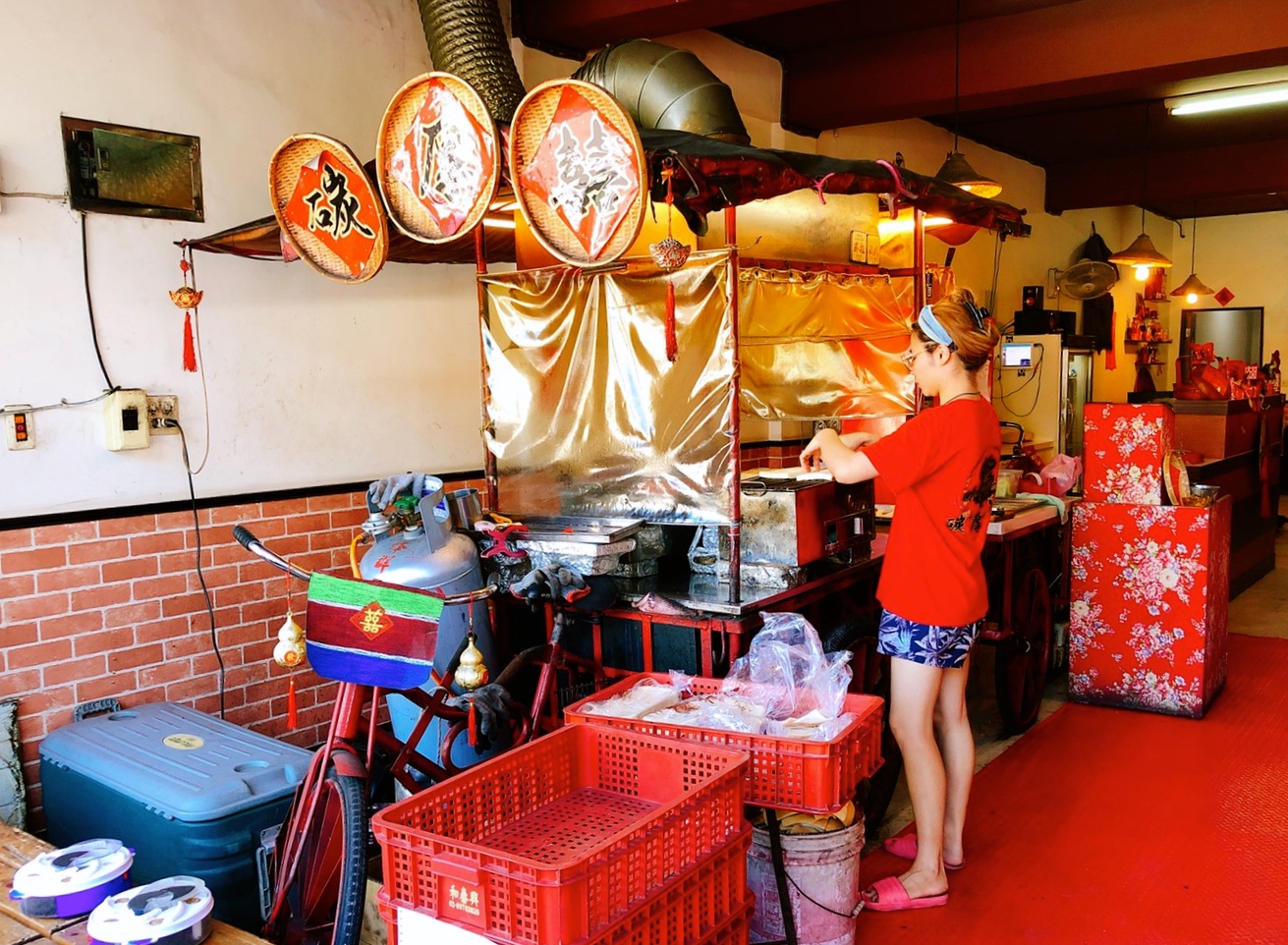 【食 碳厚囍】充滿懷舊囍字的三輪車早餐店。一早就能吃到碳烤大腸包小腸. 超推“碳烤里肌肉牽絲吐司” 好呷