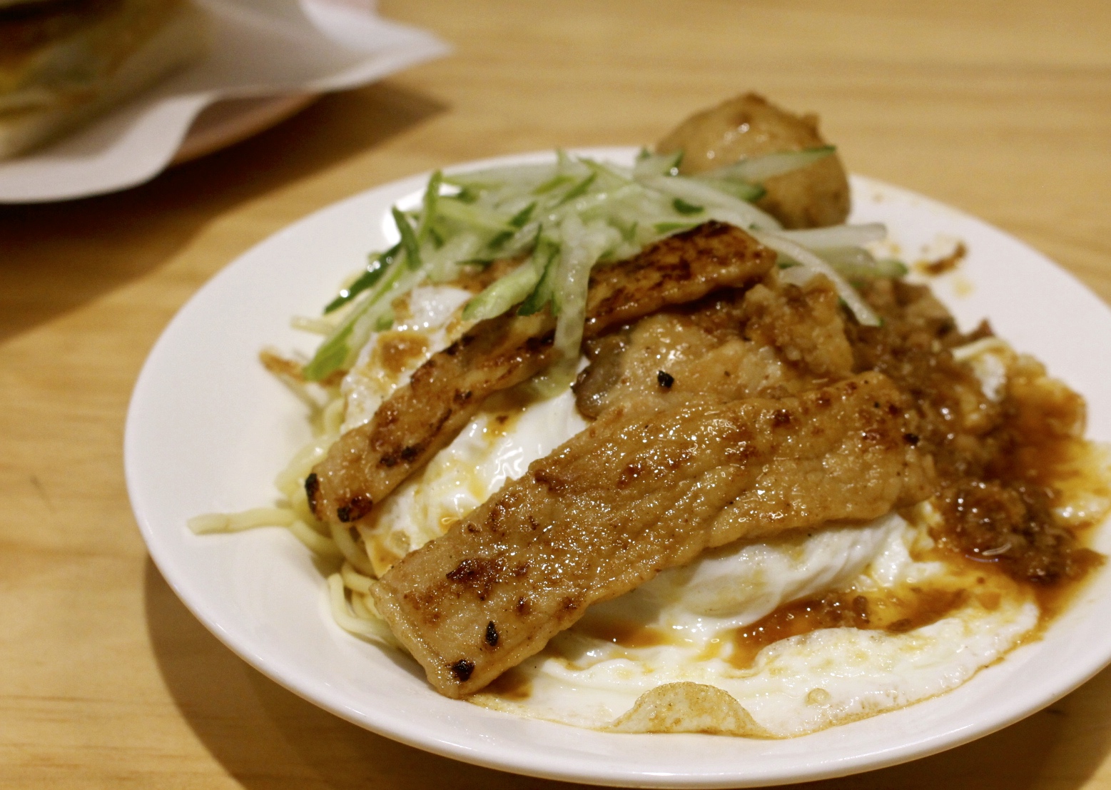 【食！ 叉咪早餐 Chami_Breakfast】一早飛奔網美早餐店吃炒麵！蒸過的炒麵擺肉排、貢丸和荷包蛋超豐富！