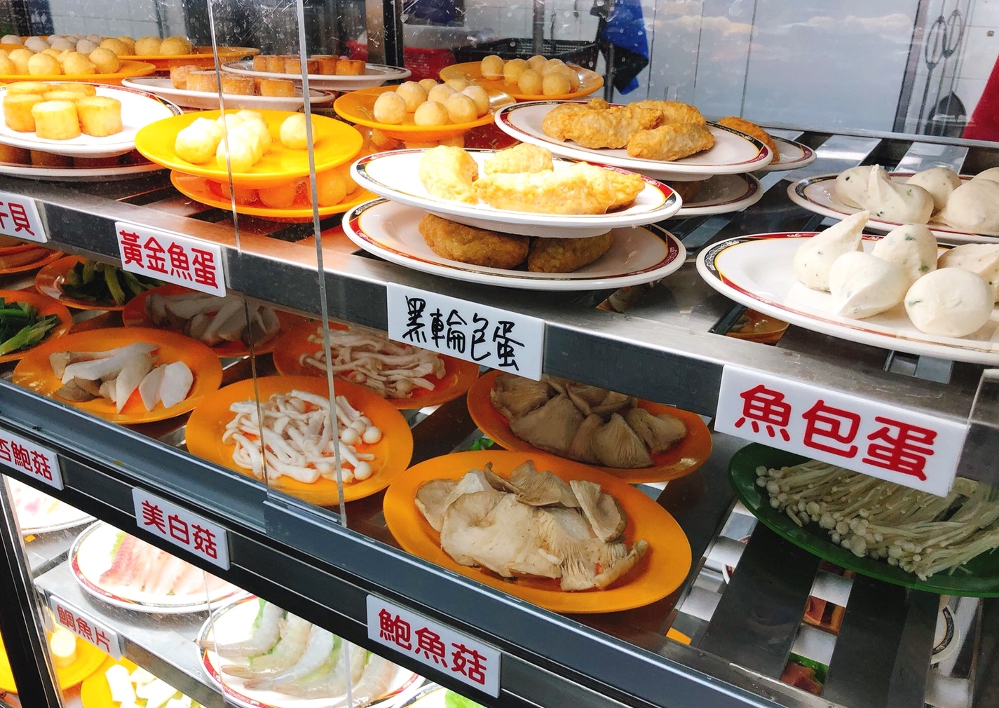 【食 小紅莓自助式石頭火鍋城】松江內(nèi)湖老字號火鍋“桃園”也有分店！大火爆炒洋蔥、依盤計費(fèi)、環(huán)境寬敞適合聚餐