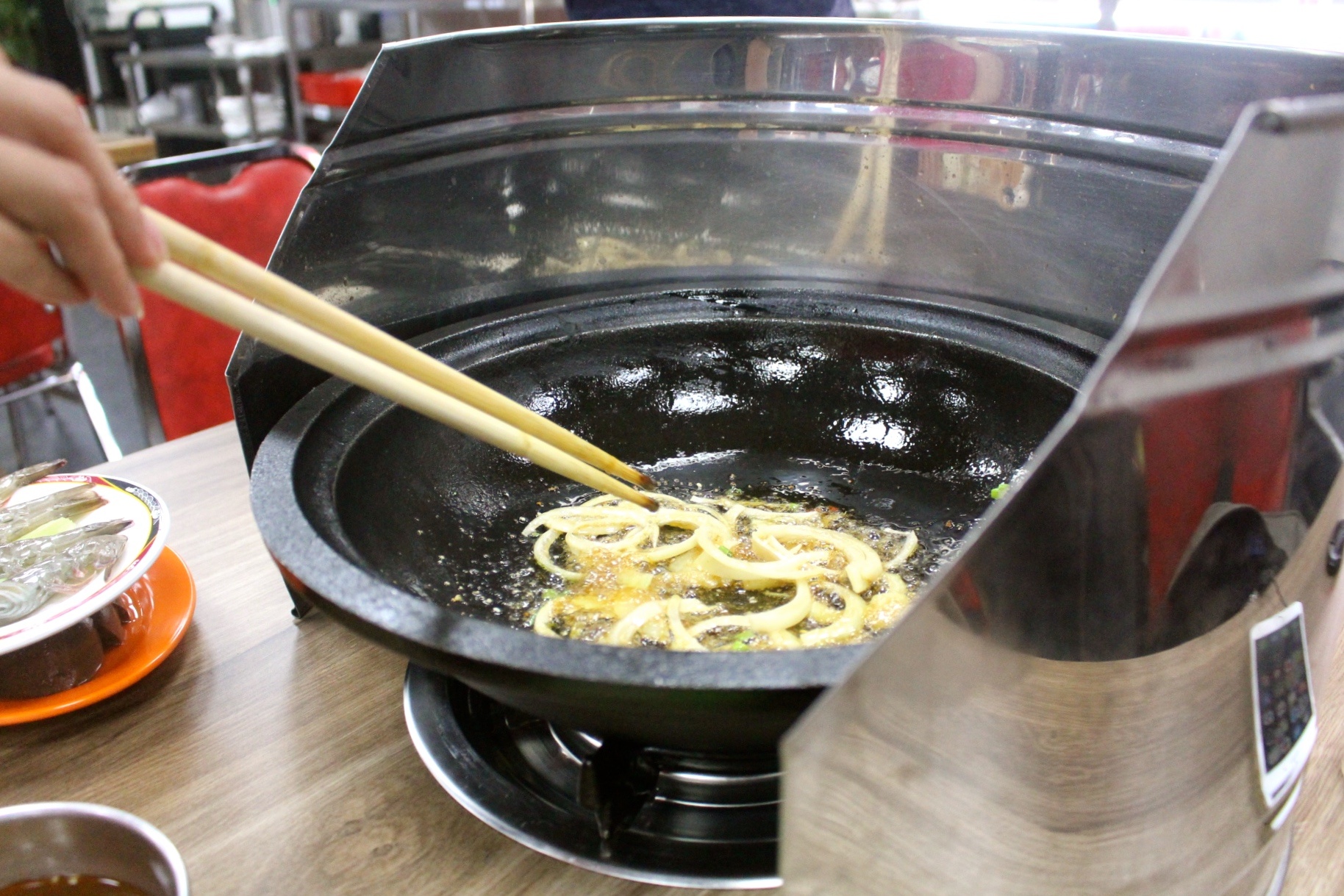 【食 小紅莓自助式石頭火鍋城】松江內湖老字號火鍋“桃園”也有分店！大火爆炒洋蔥、依盤計費、環境寬敞適合聚餐