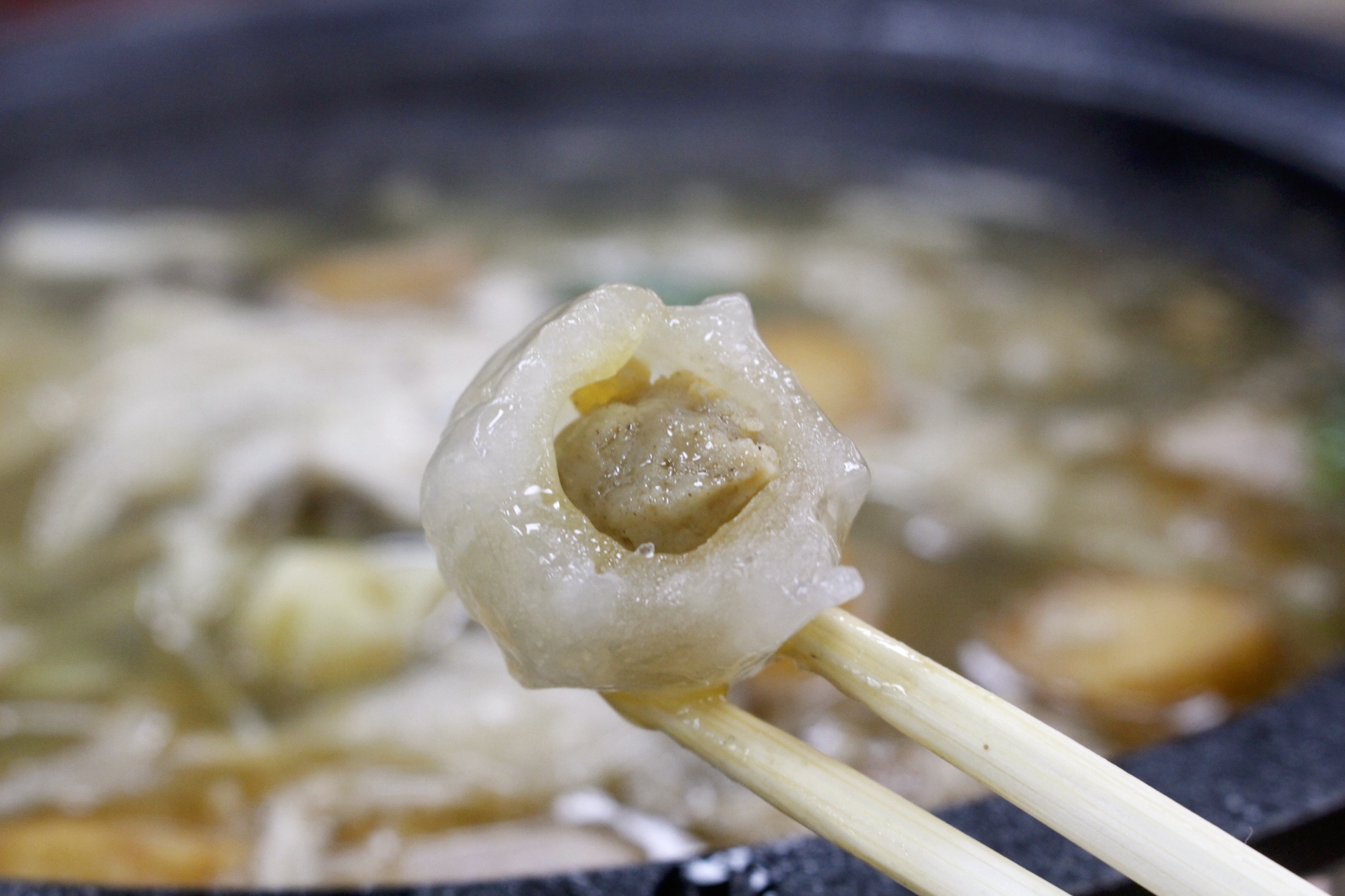 【食 小紅莓自助式石頭火鍋城】松江內湖老字號火鍋“桃園”也有分店！大火爆炒洋蔥、依盤計費、環境寬敞適合聚餐