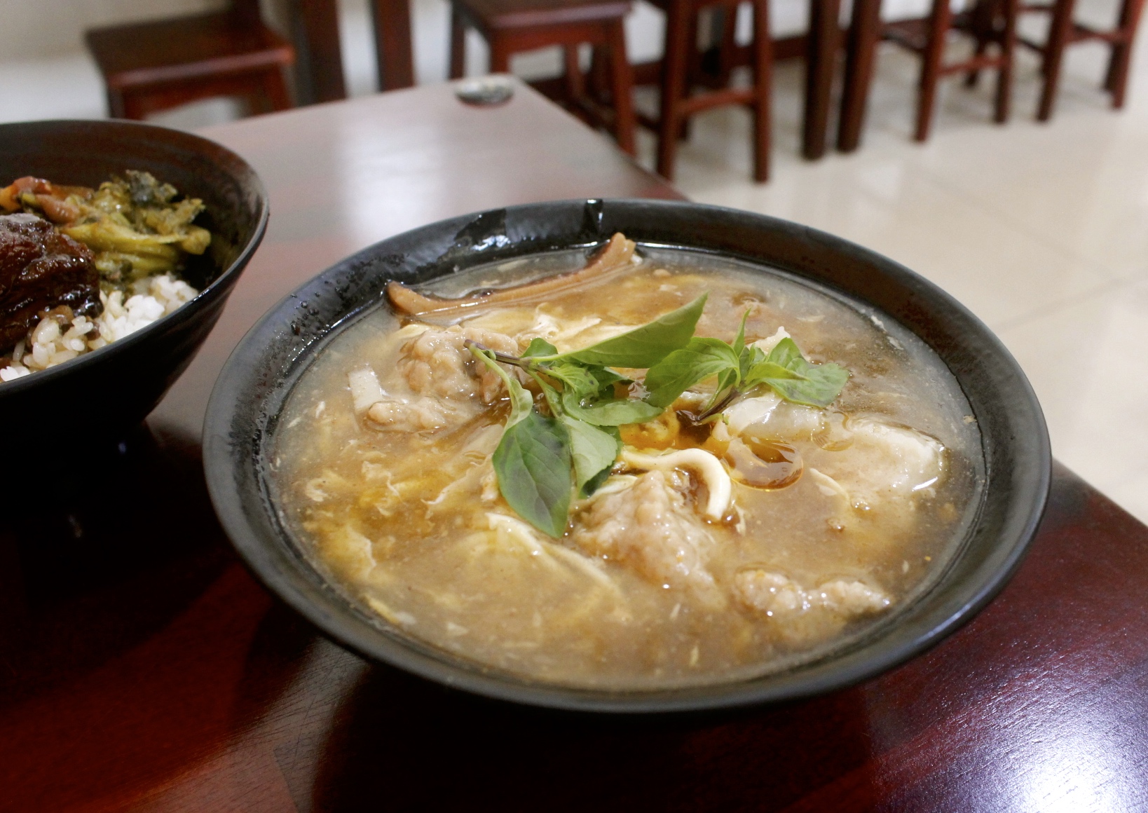 【食 三伍魷魚羹】傳承臺中老家三十年的老口味。招牌羹闆娘手工自己做.家常爌肉鹹香下飯！