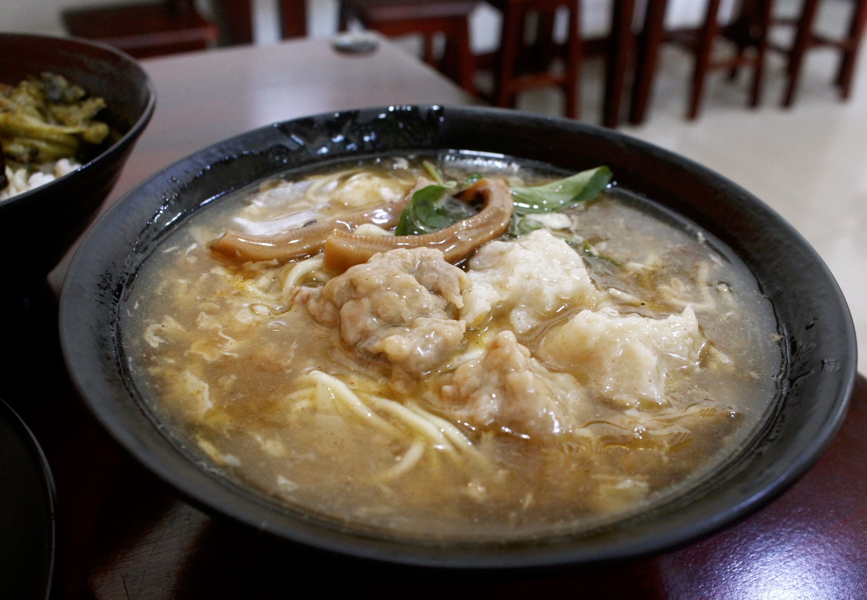 【食 三伍魷魚(yú)羹】傳承臺(tái)中老家三十年的老口味。招牌羹闆娘手工自己做.家常爌肉鹹香下飯！